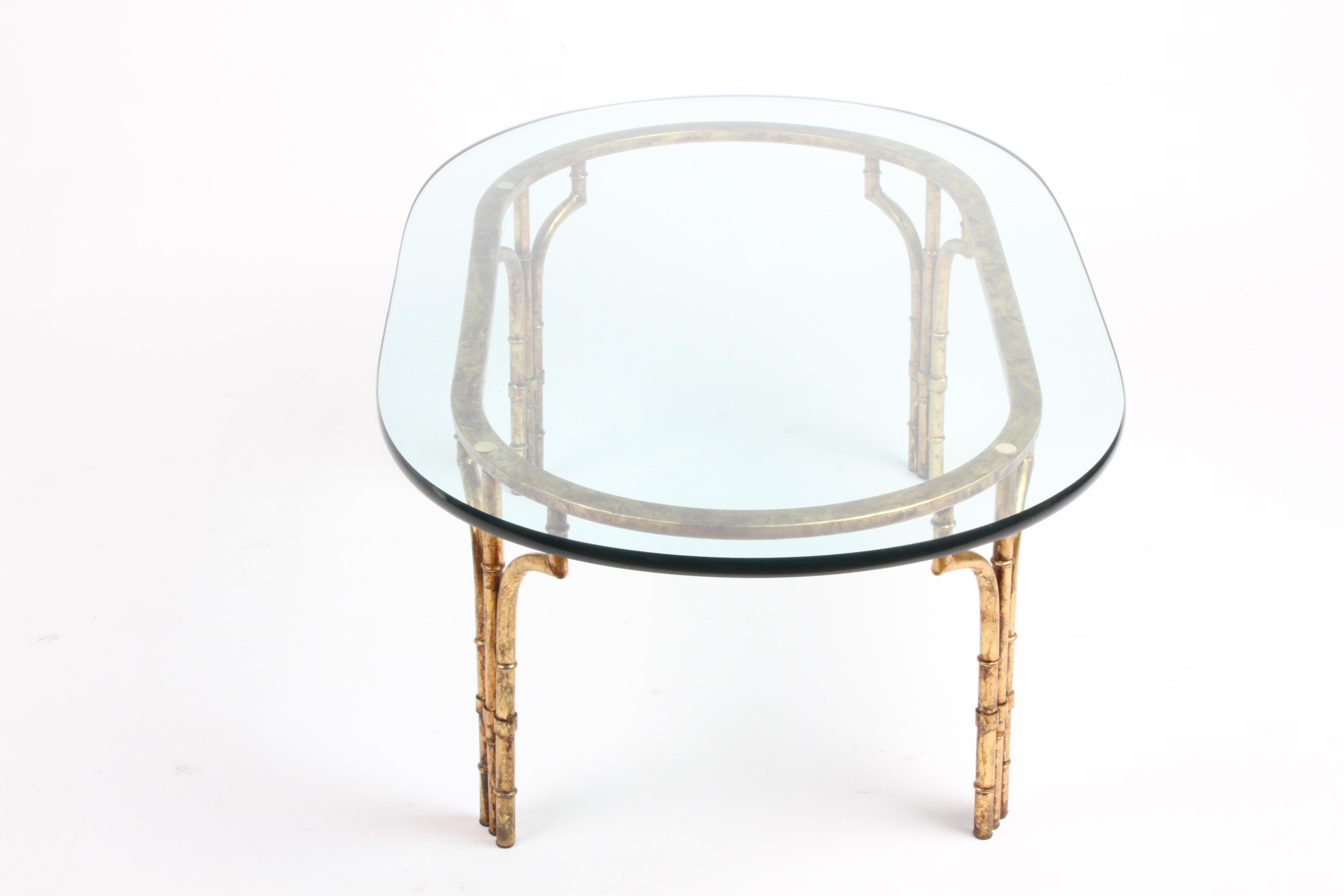 Table basse italienne Hollywood Regency dorée et dorée à plateau ovale en faux bambou avec plateau en verre en vente 3