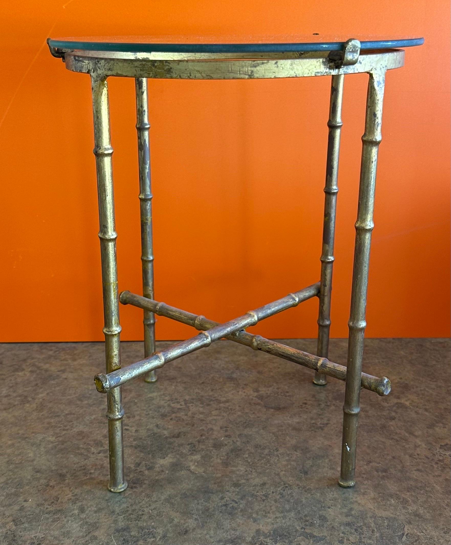 Vetro Tavolino da tè in bambù stilizzato in oro dorato Hollywood Regency in vendita