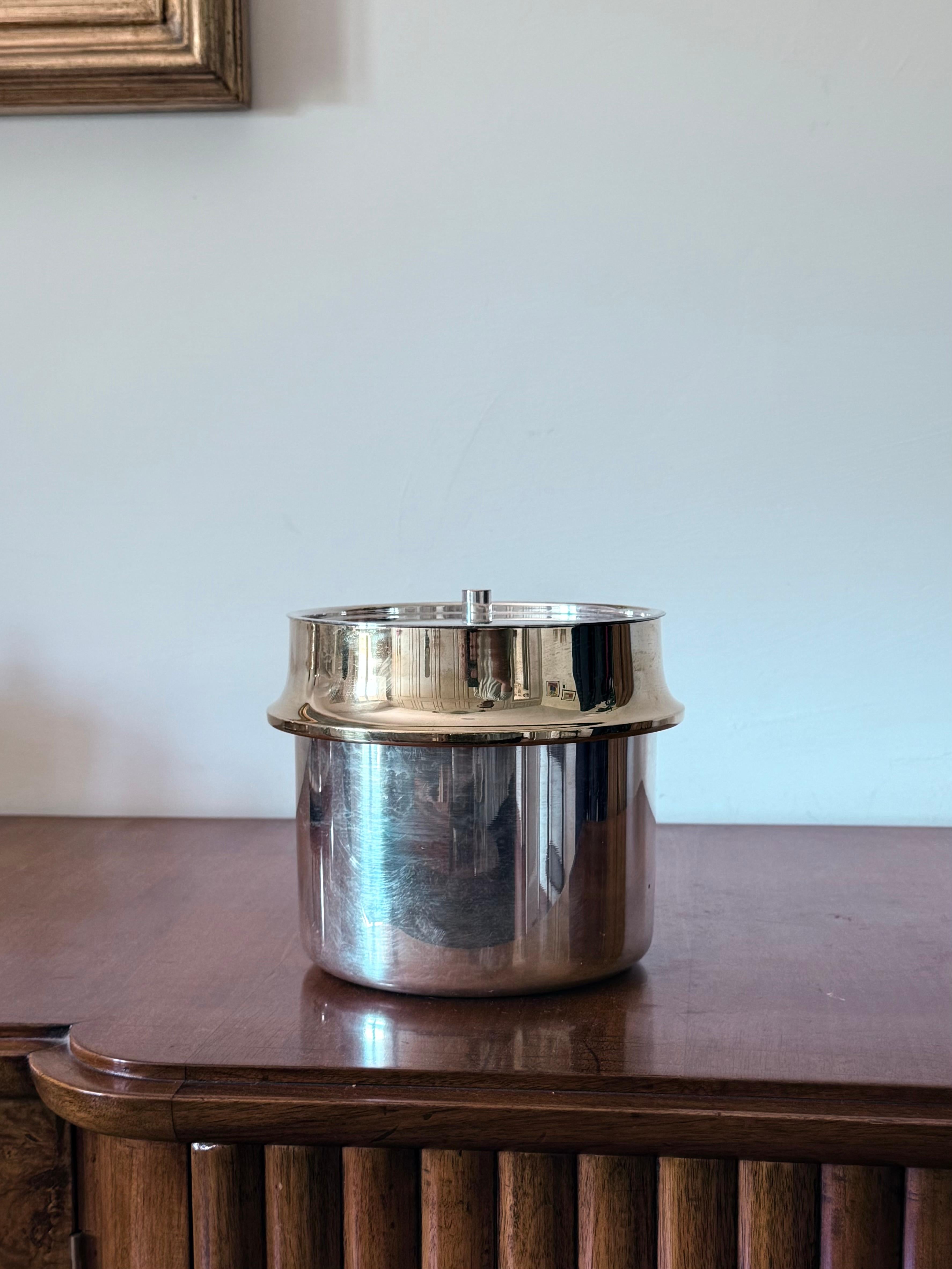 Golden silverbrass Ice Bucket

Italy, 1980s

H 18 × 19 cm diam.

Conditions: excellent consistent with age and use. 