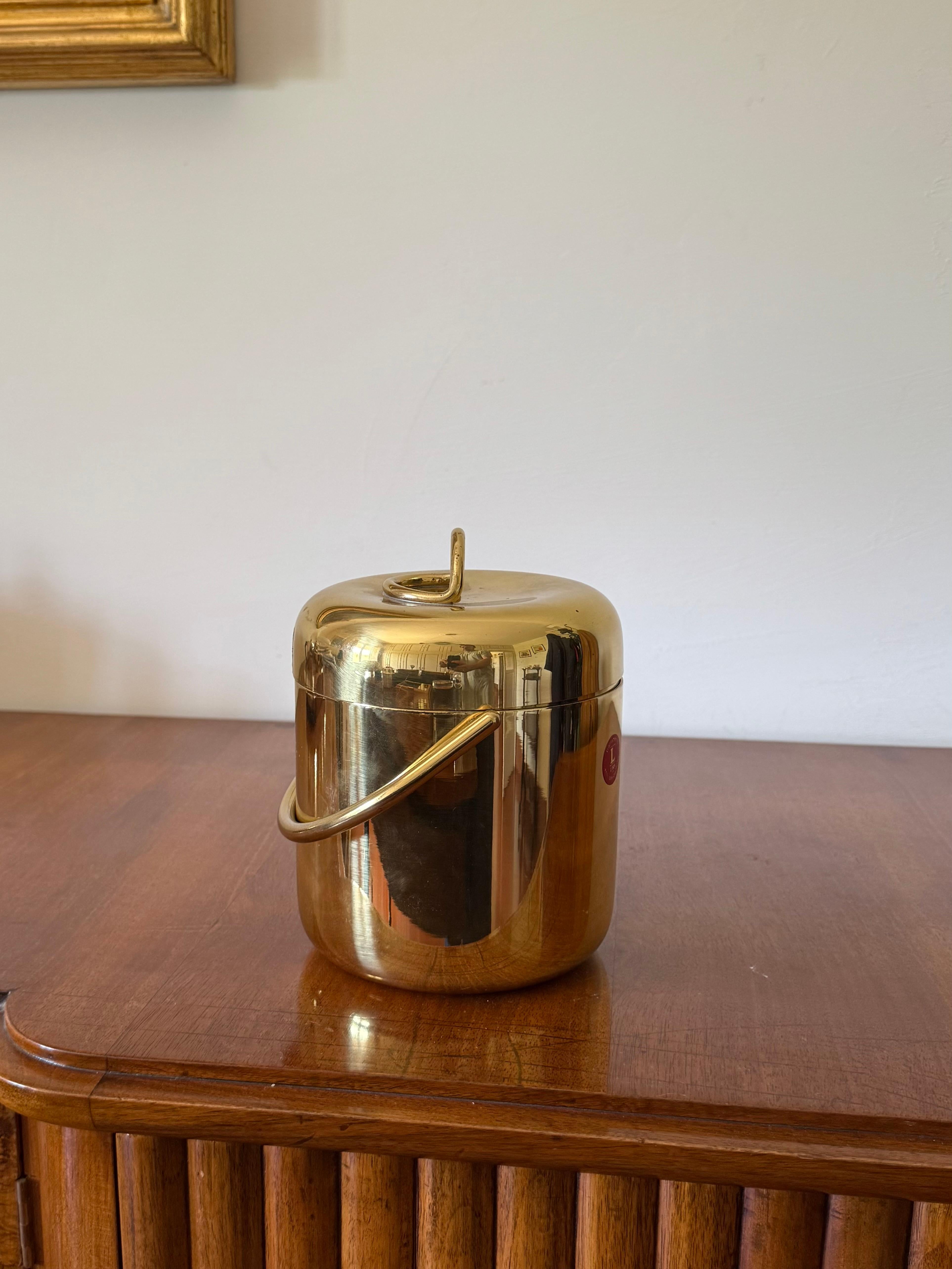 Golden brass Ice Bucket

Lira Italy, 1980s

H 18 × 14 cm diam.

Labeled

Tongs included

Conditions: excellent consistent with age and use. 