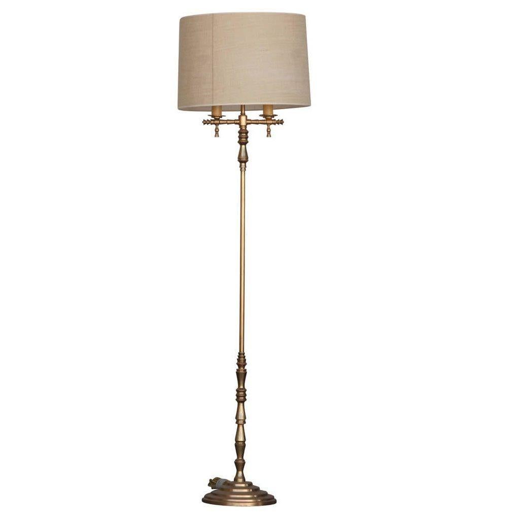 Lámpara de bronce dorado de la Regencia de Hollywood con acentos de fuerte influencia Art Déco. Al igual que las estrellas y los diseñadores de muebles de Hollywood en los años 30, esta lámpara aporta glamour y ostentación a lo grande.

Desde su