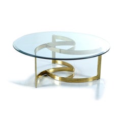 Table basse spirale or Hollywood Regency avec plateau circulaire en verre sur base en laiton