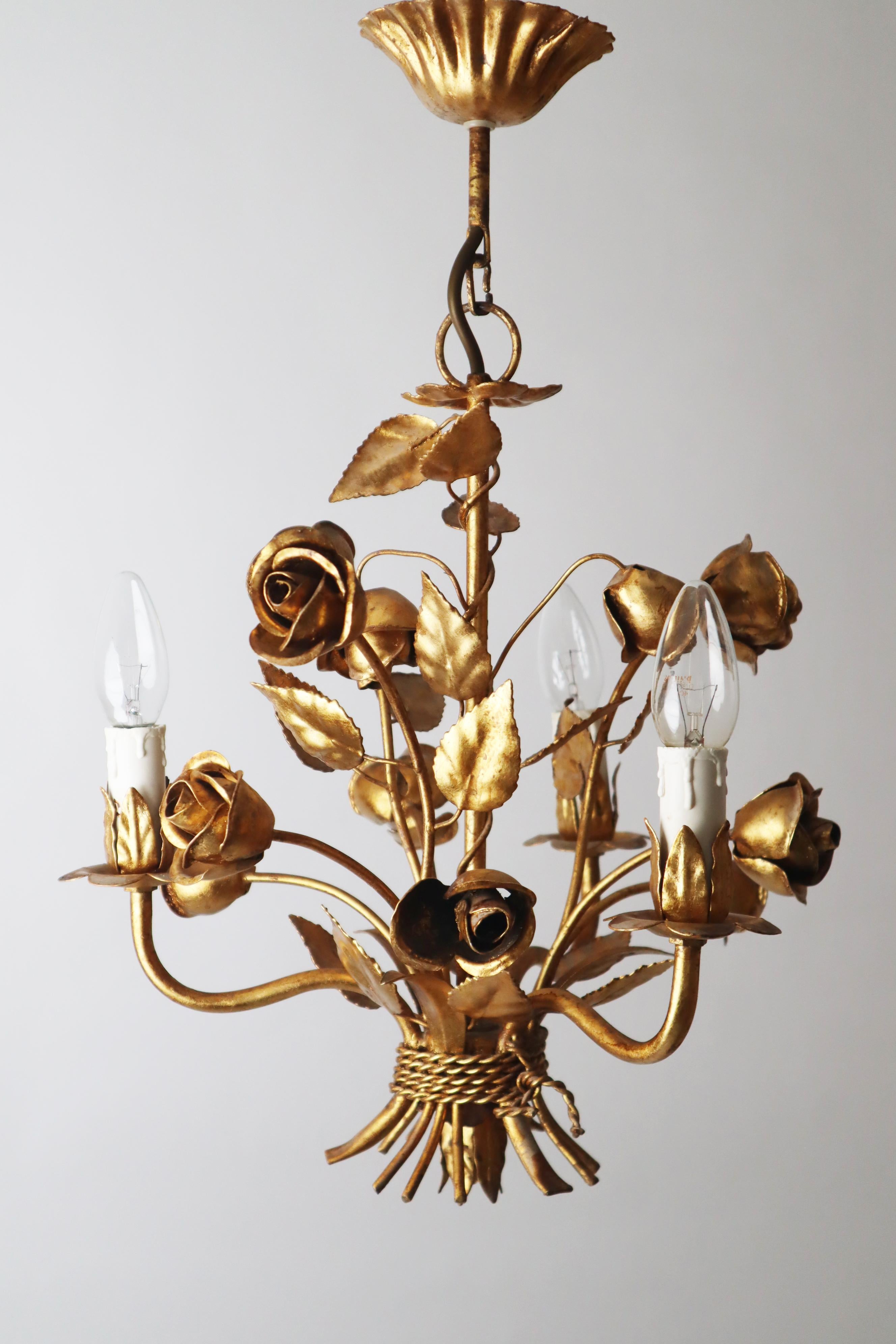 Goldener Hollywood-Regency-Kronleuchter mit Rosen von Hans Kögl im Angebot 2