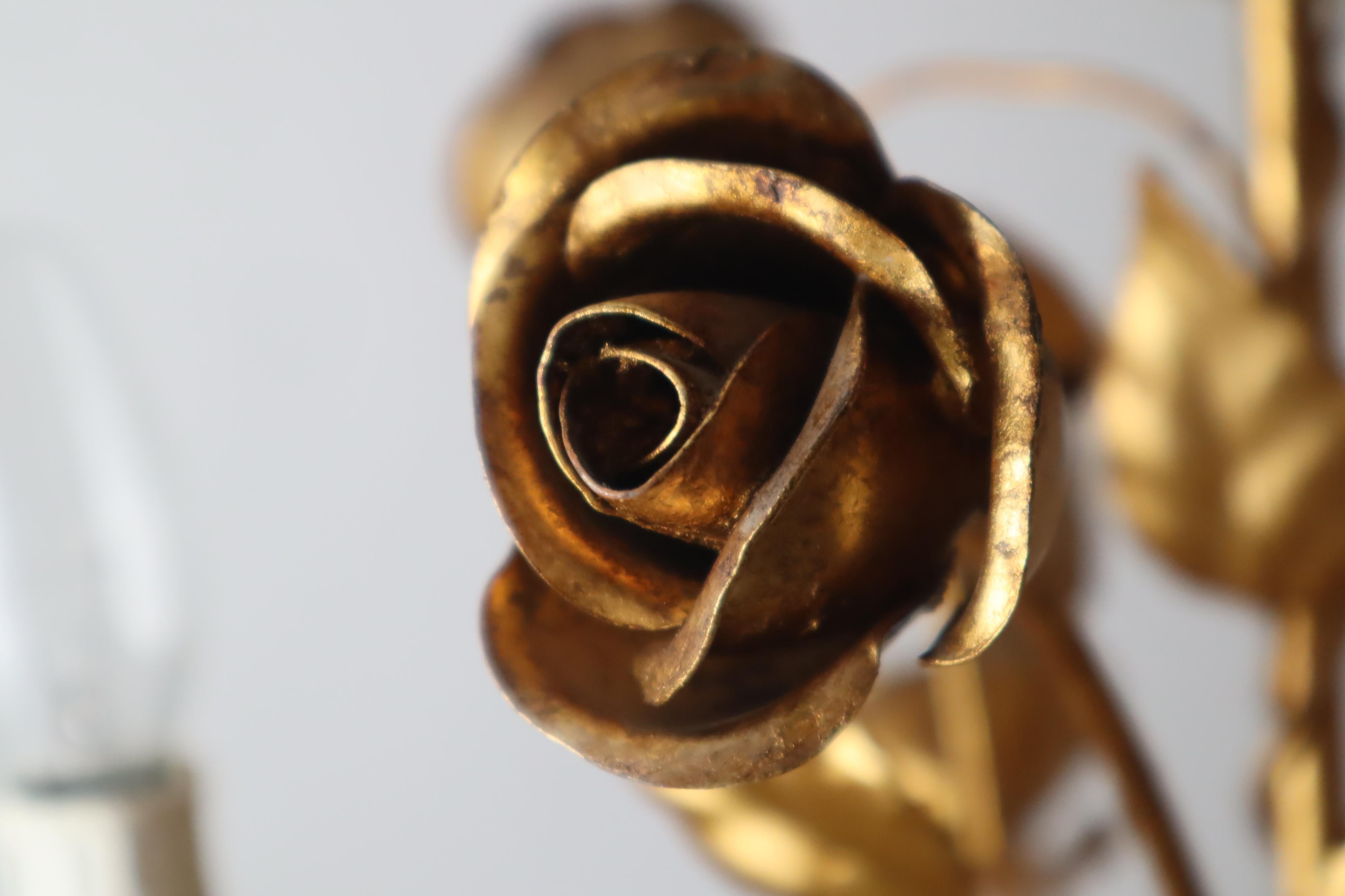 Goldener Hollywood-Regency-Kronleuchter mit Rosen von Hans Kögl im Angebot 4