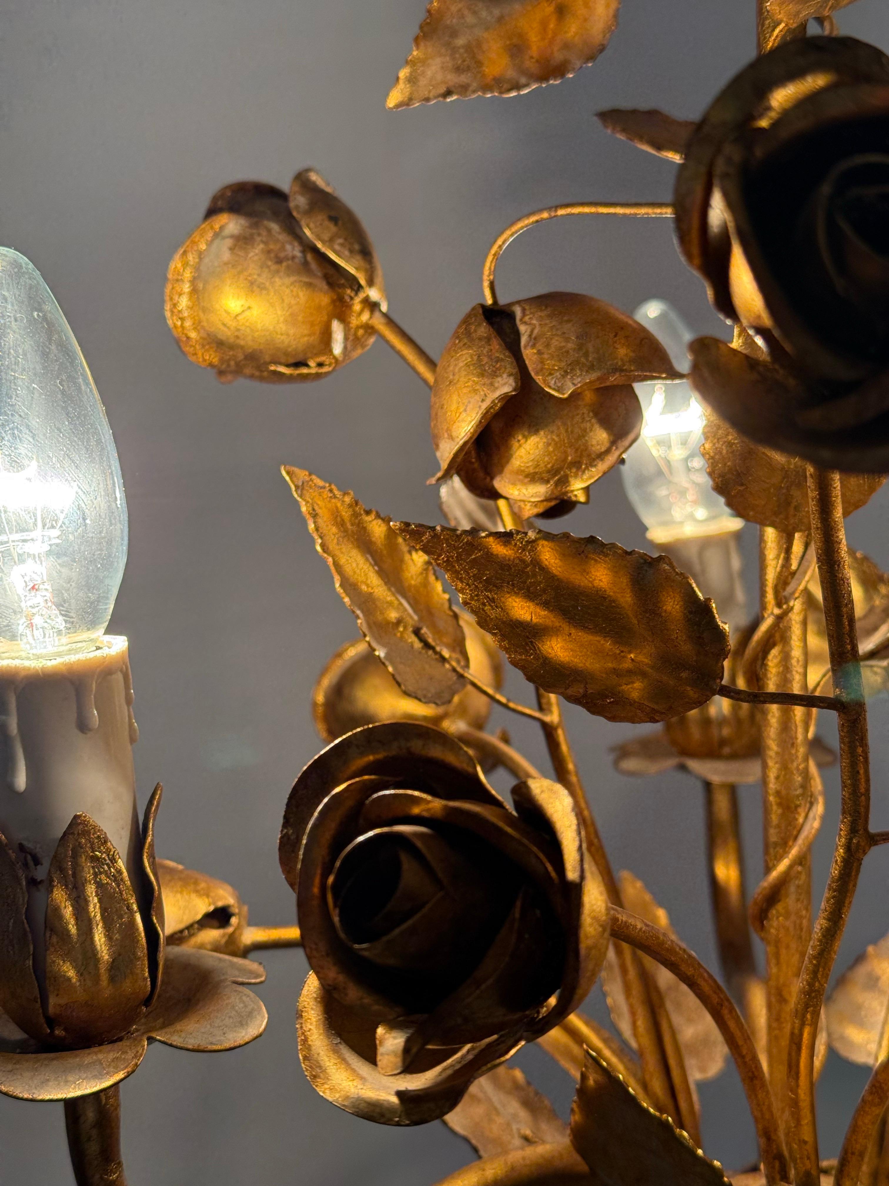 Goldener Hollywood-Regency-Kronleuchter mit Rosen von Hans Kögl (Deutsch) im Angebot