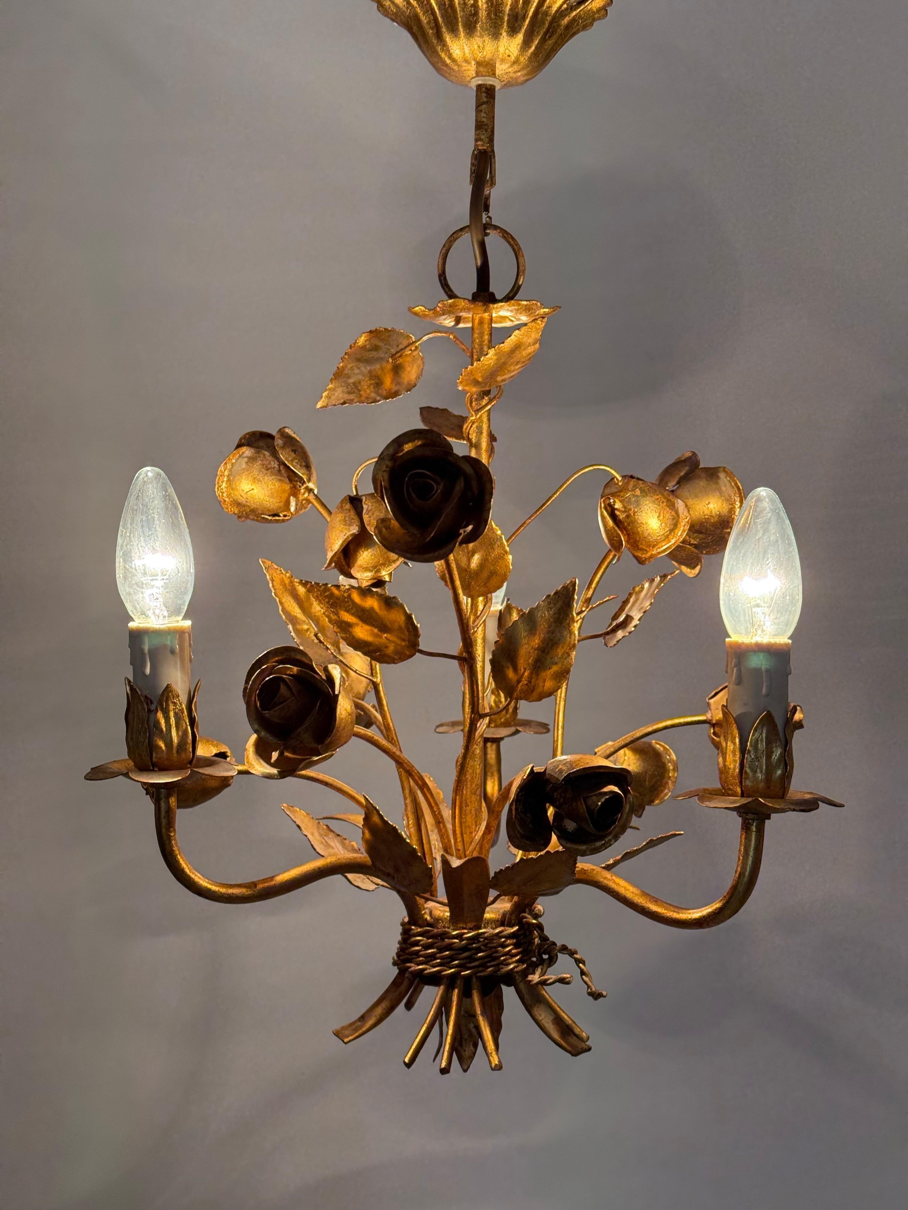 Goldener Hollywood-Regency-Kronleuchter mit Rosen von Hans Kögl (Handgefertigt) im Angebot