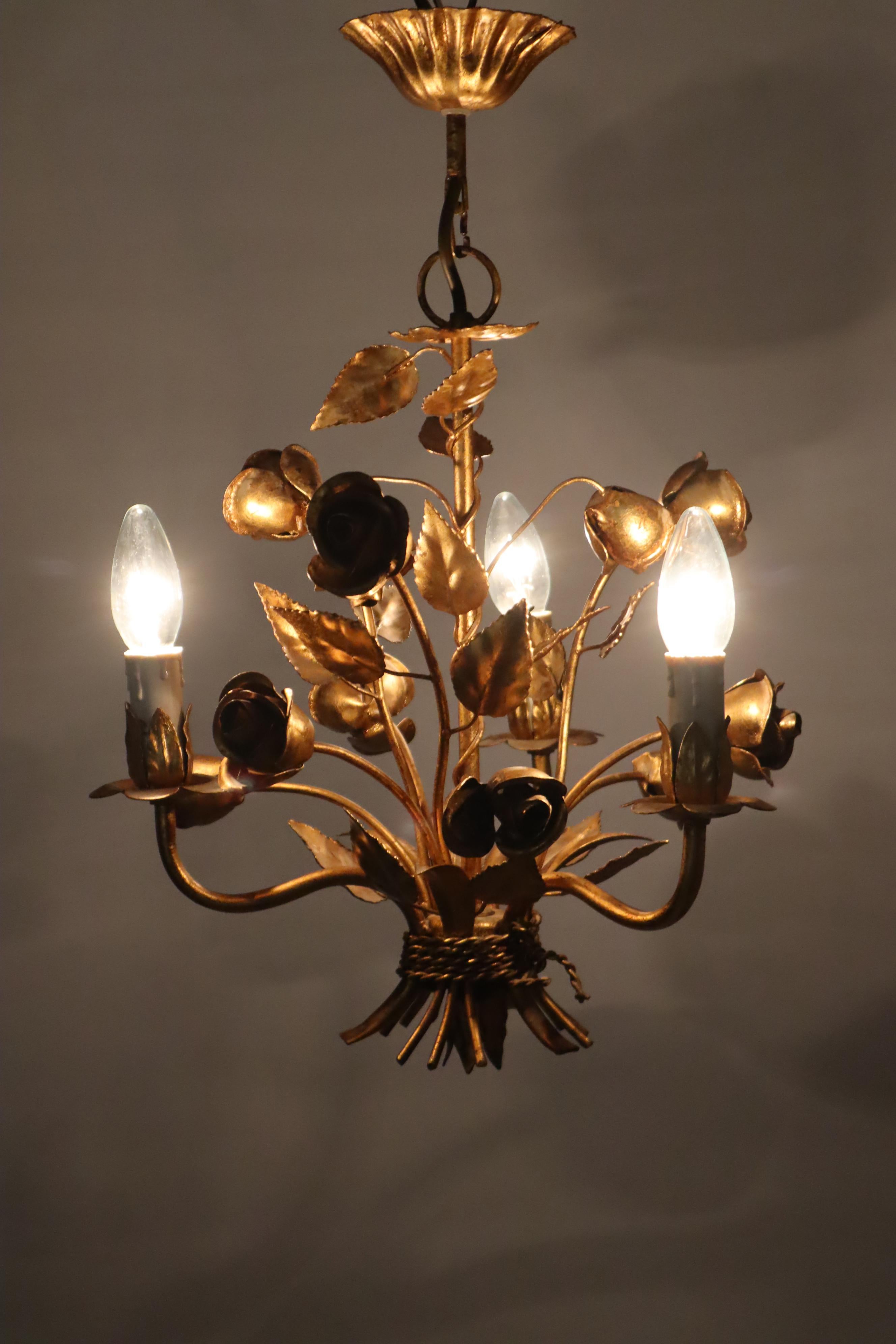 Goldener Hollywood-Regency-Kronleuchter mit Rosen von Hans Kögl im Zustand „Gut“ im Angebot in Hannover, DE