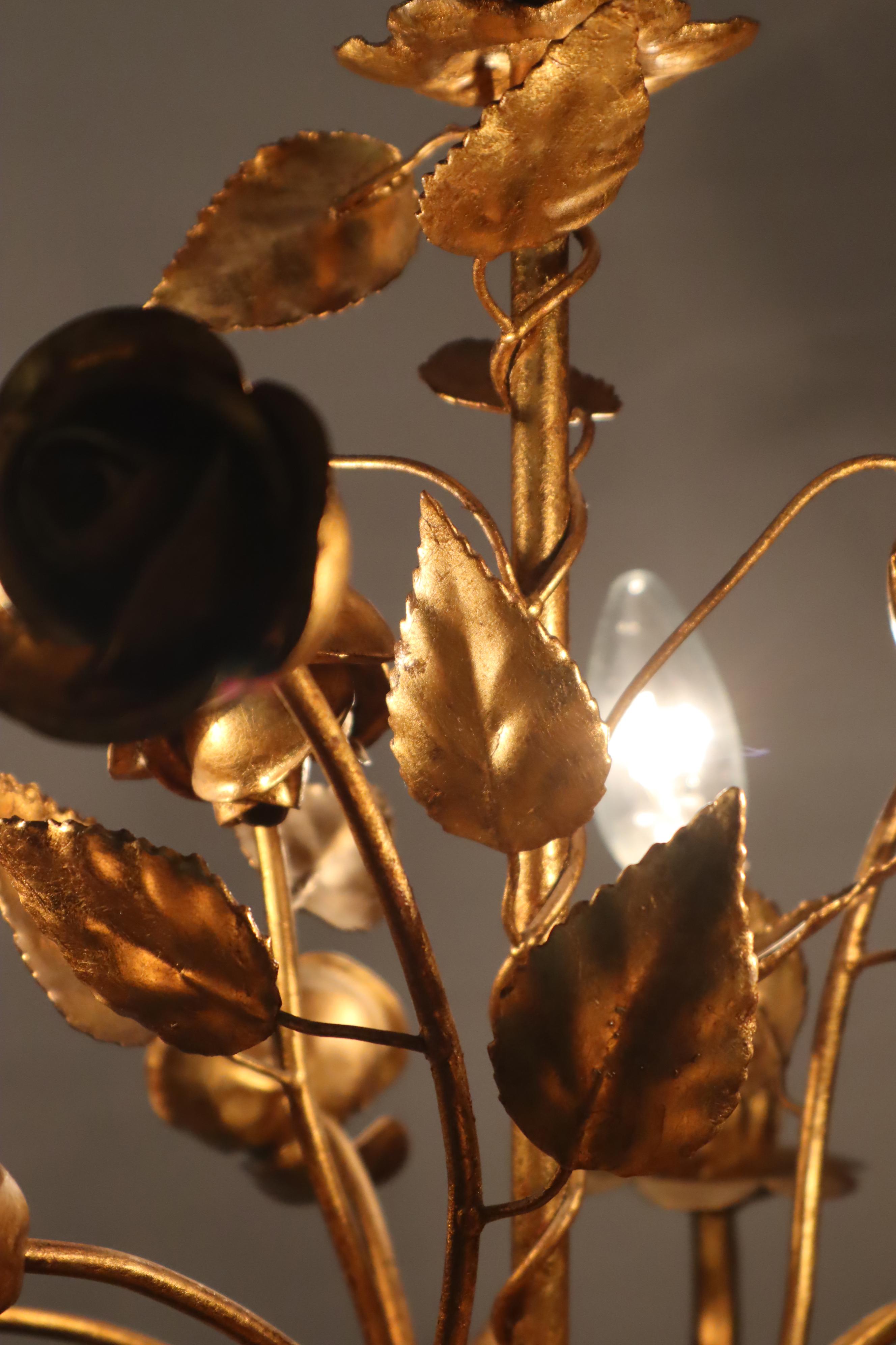 Goldener Hollywood-Regency-Kronleuchter mit Rosen von Hans Kögl (Metall) im Angebot