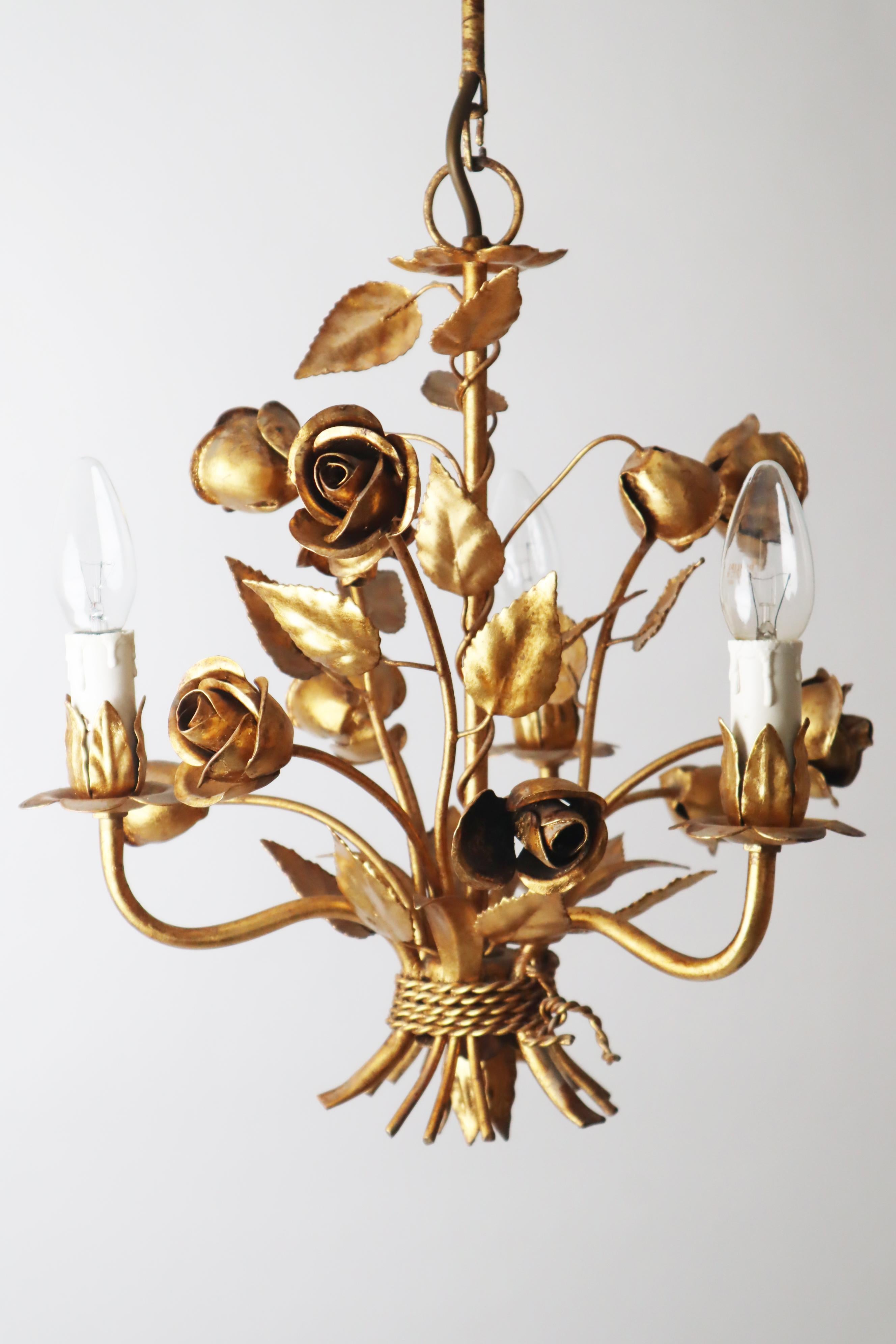 Goldener Hollywood-Regency-Kronleuchter mit Rosen von Hans Kögl im Angebot 1