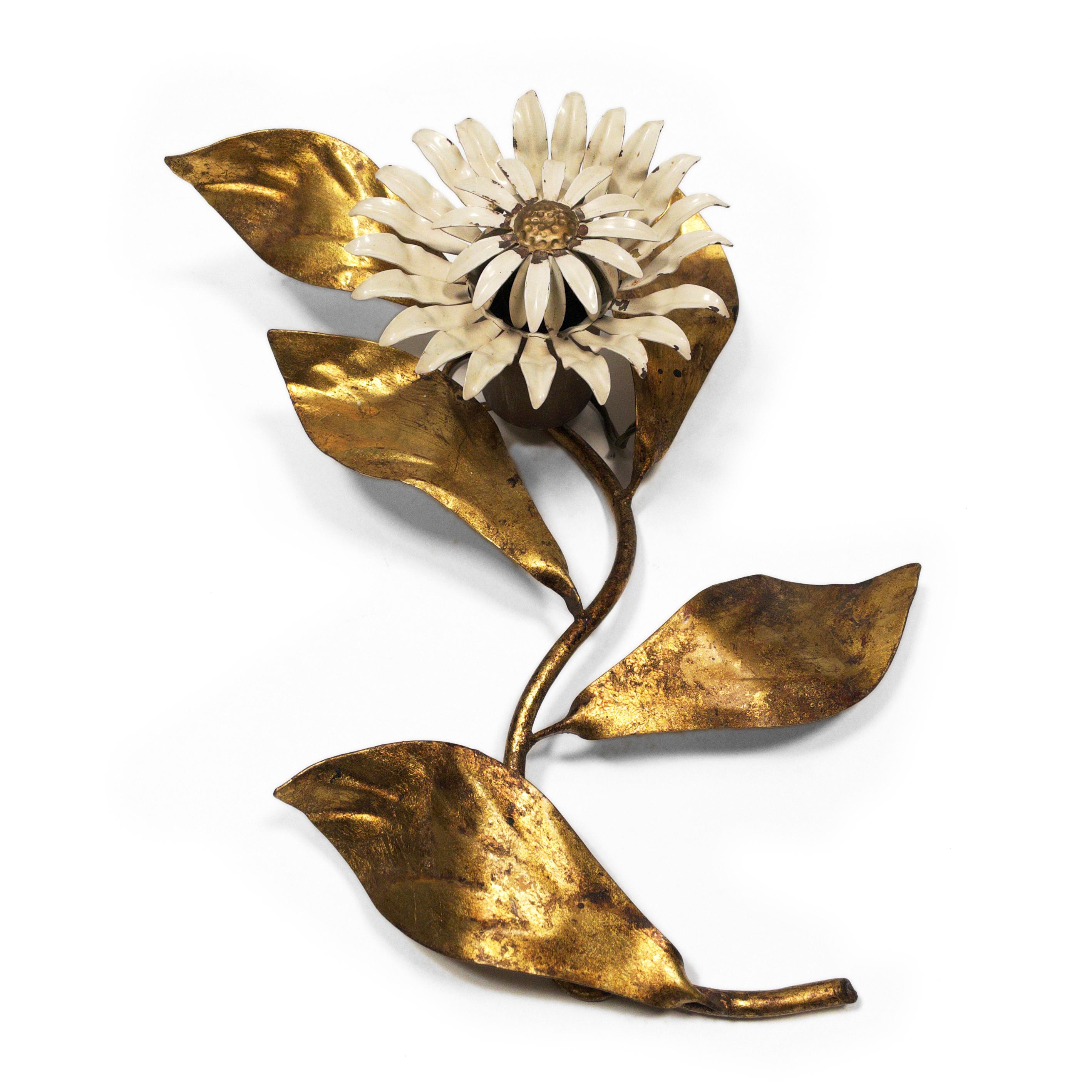 Wunderschöne vergoldete Wandlampe mit aufgesetzter cremefarbener Blume/Blüte aus den 1970er Jahren. 
Diese Lampe ist Beleuchtung und Skulptur zugleich. Geeignet für alle Wohnbereiche und sehr dekorativ. Sehr schönes Design mit hochwertiger