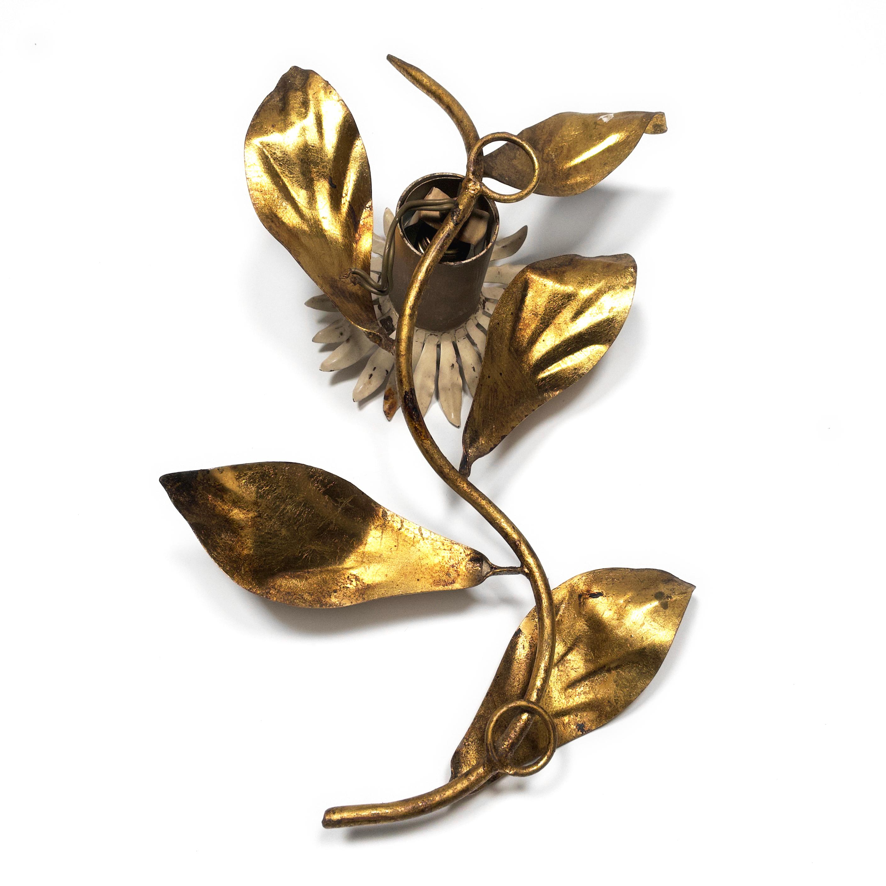 Italienische goldene florale Mid-Century 1970er Jahre Vintage Hollywood Regency-Wandleuchte mit Blumenmuster im Angebot 1