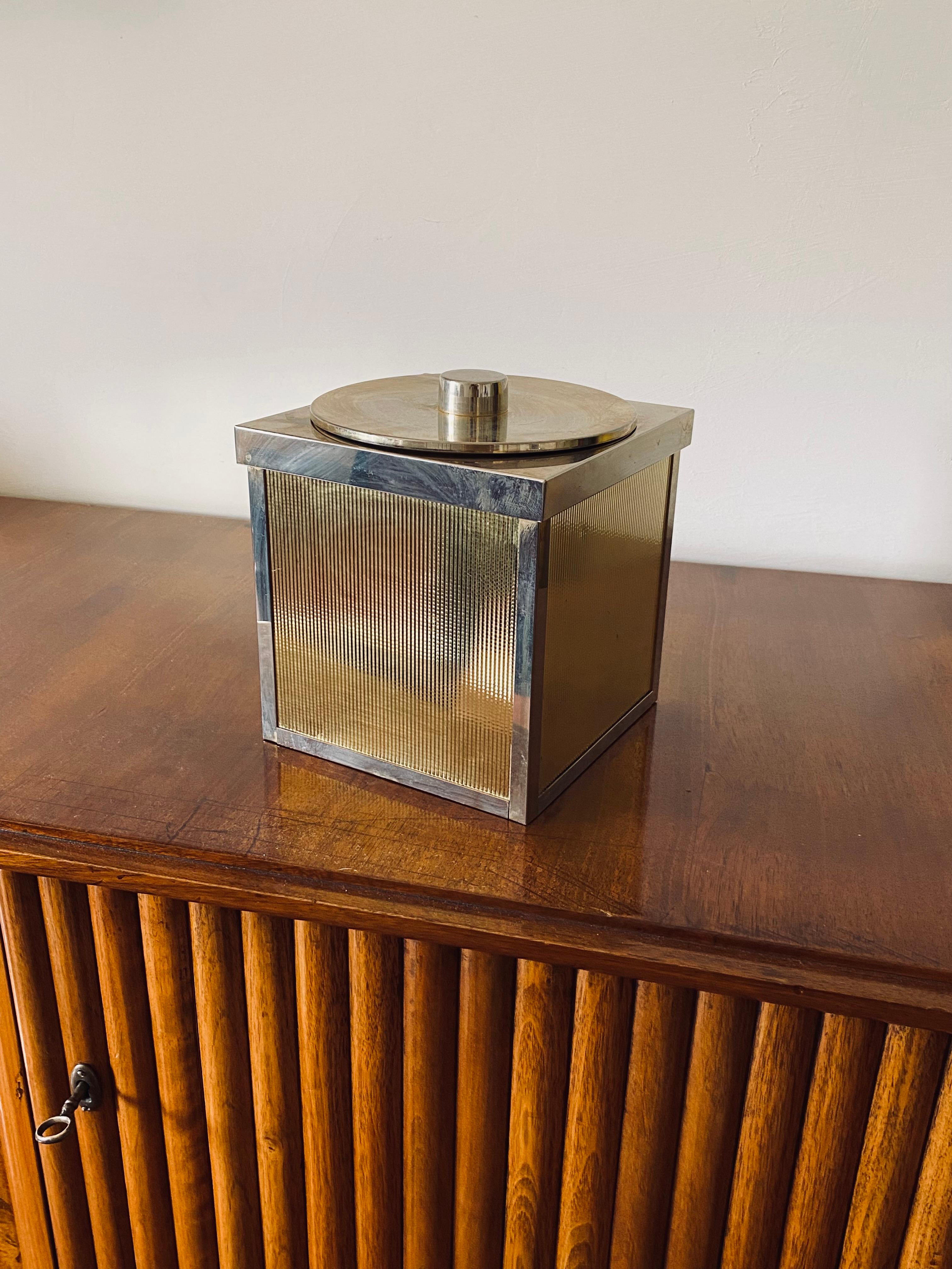 Hollywood regency Golden Ice Bucket

Italy, 1970s

H 23 x 18.5 x 18.5 cm

Conditions: excellent consistent with age and use.