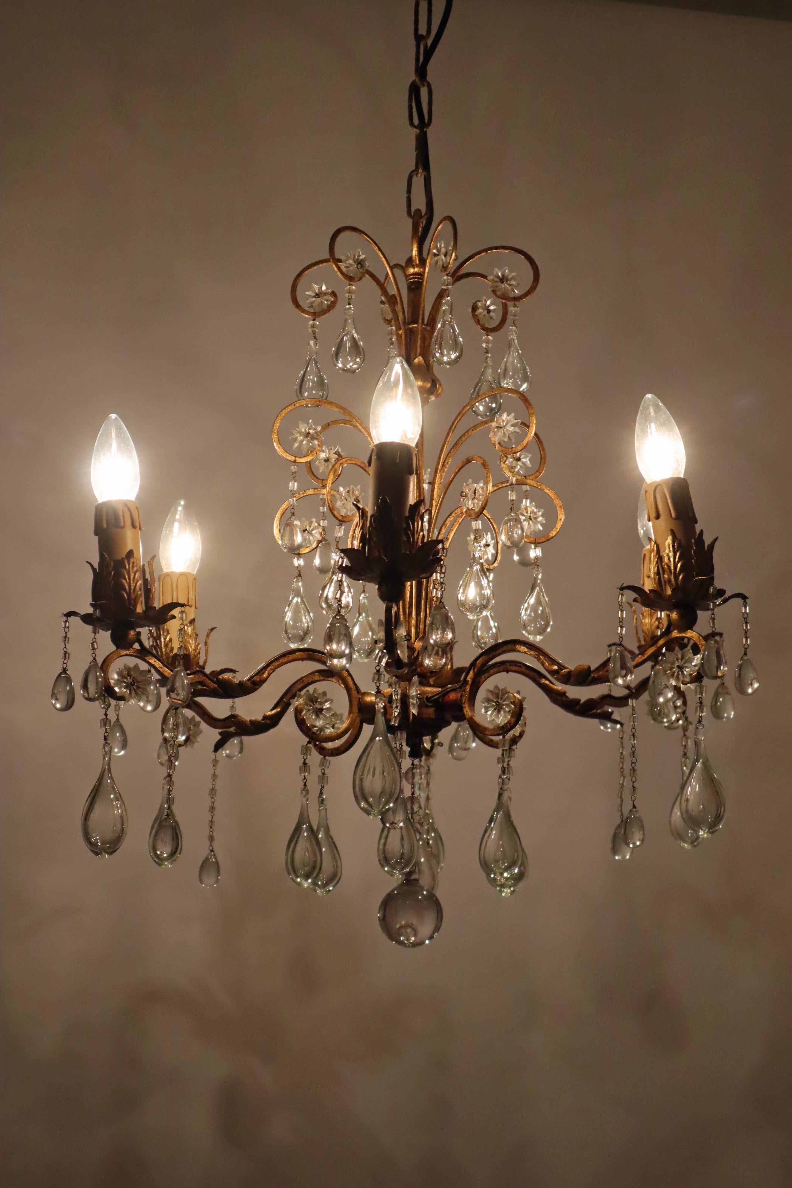 This is probably one of the most beautiful and enchanting chandeliers in terms of craftsmanship. Let yourself be enchanted by this masterful chandelier. The chandelier reflects the firmament as well as the earth and the water. The mouth-blown drops