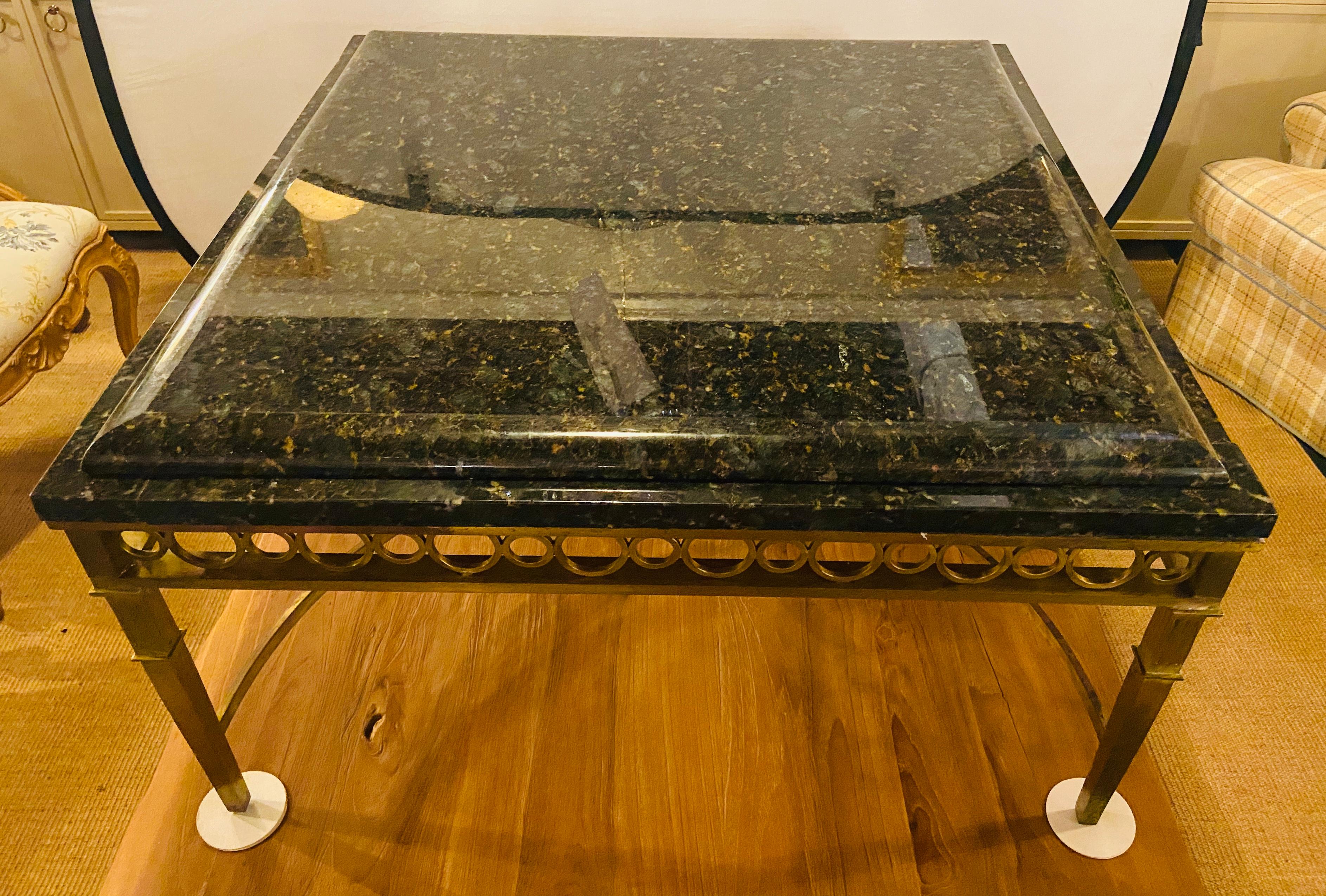 Laiton Table centrale ou table à cocktail Hollywood Regency avec plateau en granit et base en laiton en vente