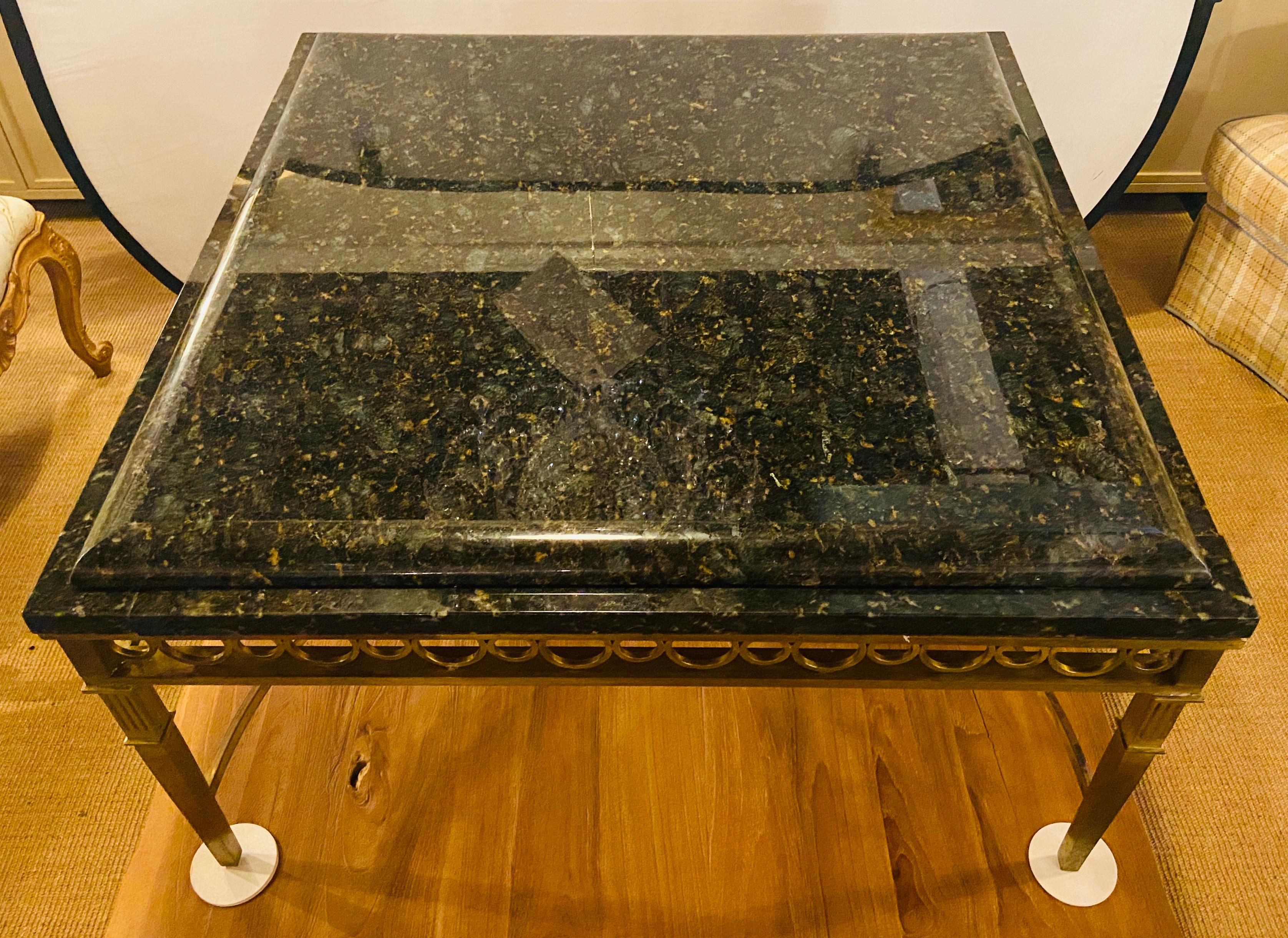 Table centrale ou table à cocktail Hollywood Regency avec plateau en granit et base en laiton en vente 1