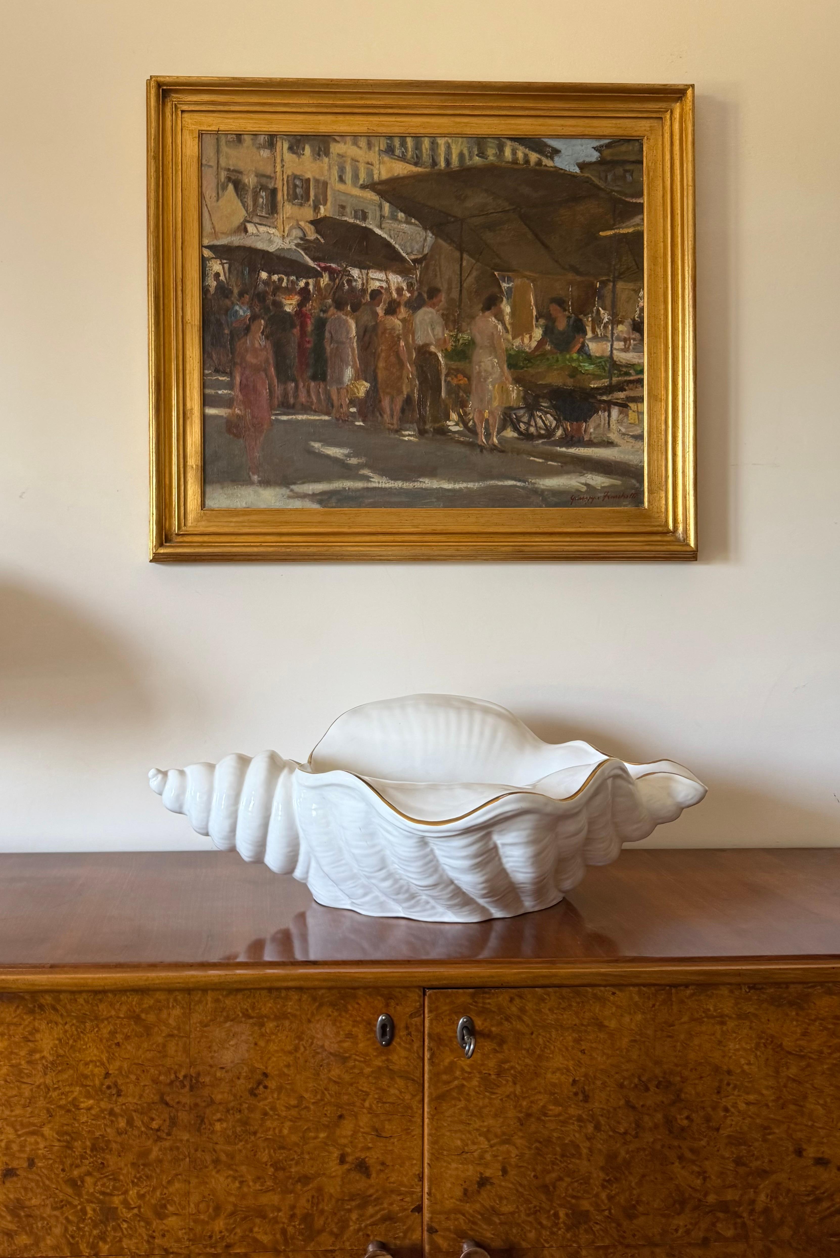 Hollywood regency cast white ceramic sculpture in the shape of a Shell

Italy, 1970s.

H 23 cm - 46 × 72 cm

marked 'made in italy'

Conditions: excellent, no defects
