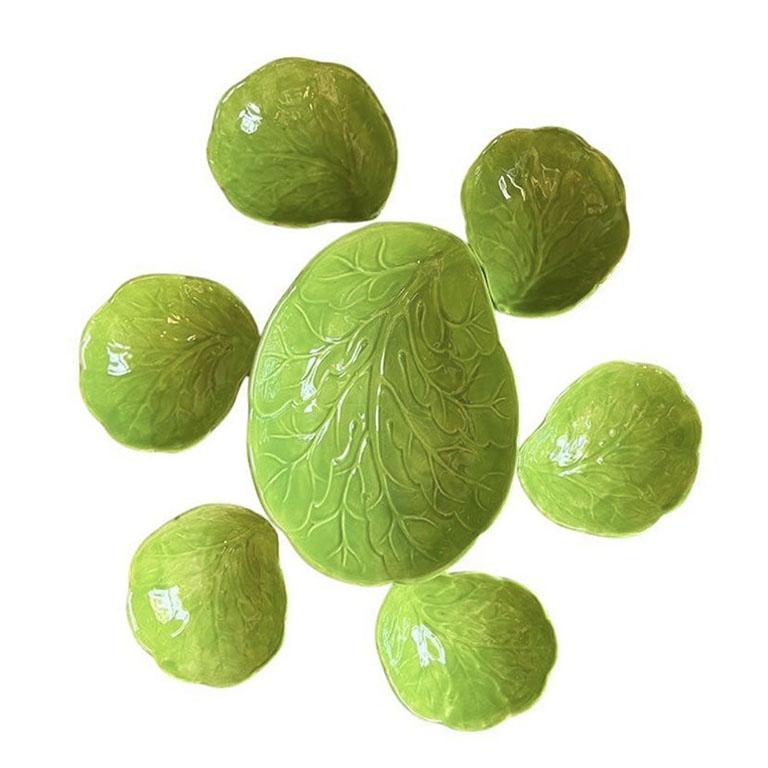 Juego de siete cuencos de cerámica verde de la época de Hollywood y un cuenco para servir. Este juego incluye seis cuencos más pequeños y un cuenco grande para servir. Cada una está esmaltada en un verde brillante. Algunas de las fotos se han tomado