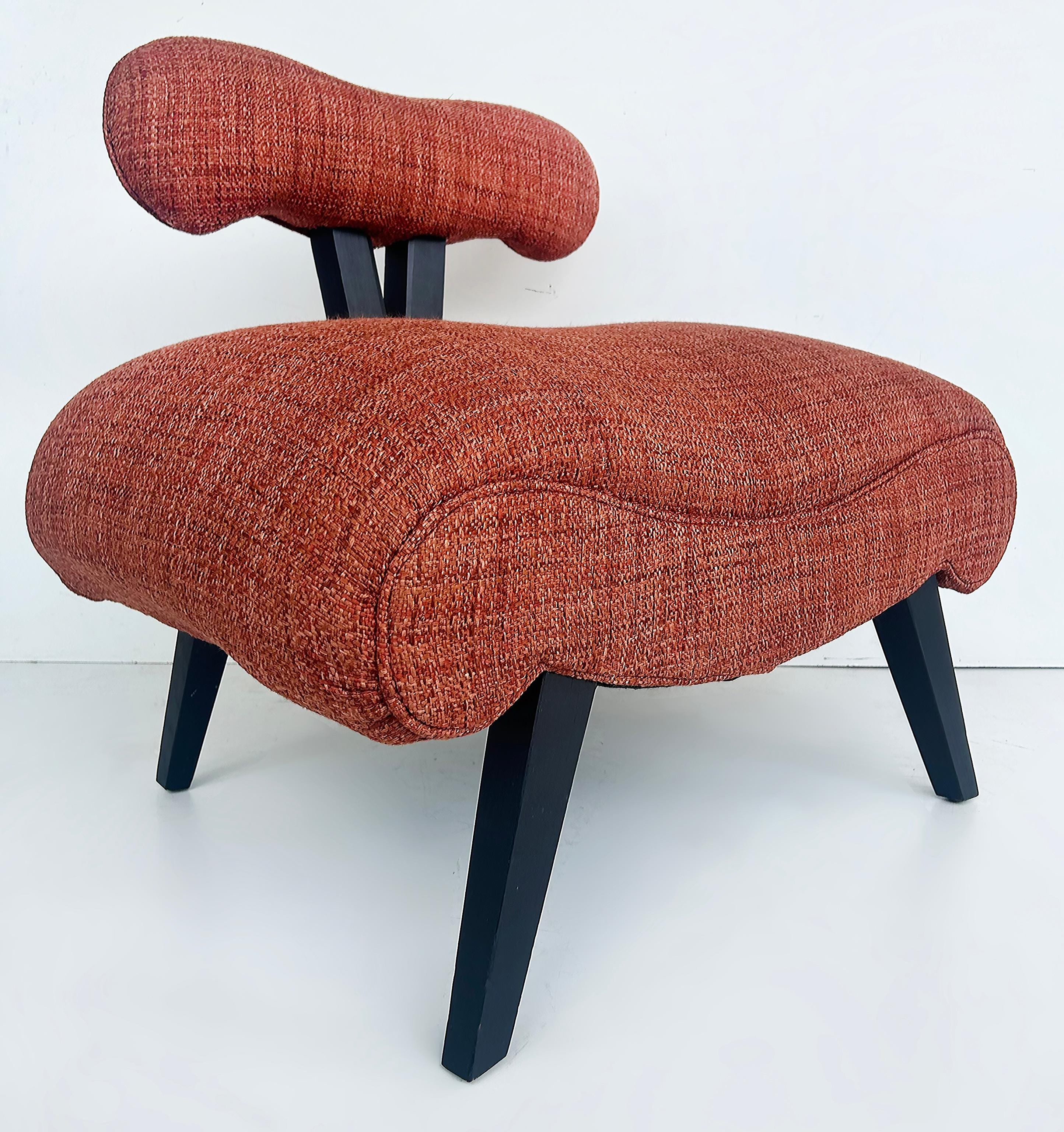 Chaise pantoufle originale Grosfeld House Hollywood Regency des années 1940

Nous proposons à la vente une fabuleuse chaise à pantoufles de style Régence hollywoodienne, datant des années 1940 et fabriquée par Grosfeld House.  Cette chaise aux