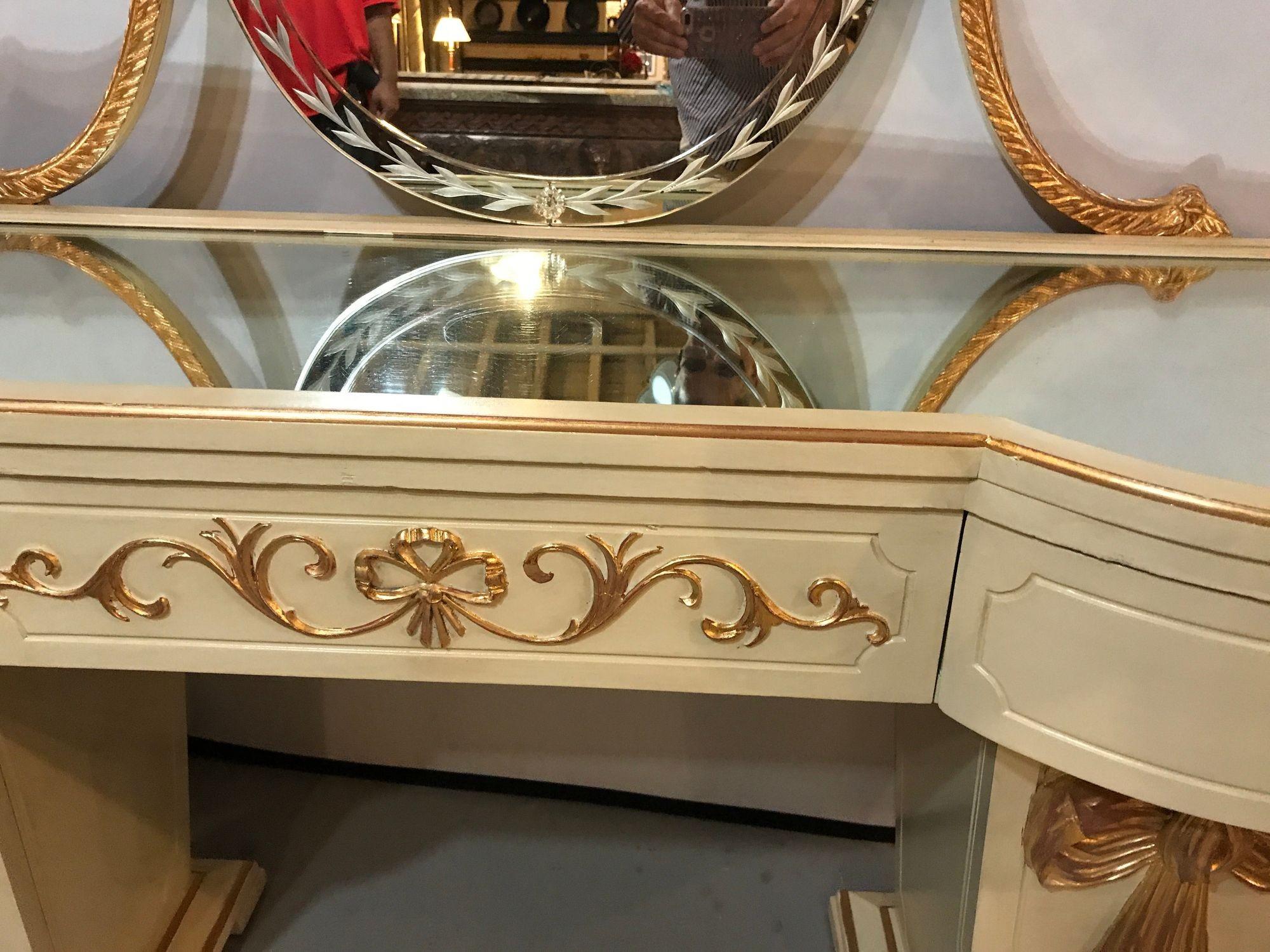 Grosfeld House, Hollywood Regency, Waschtisch, Schreibtisch, Parcel Paint, vergoldetes Holz, 1960er Jahre im Zustand „Gut“ im Angebot in Manhasset, NY
