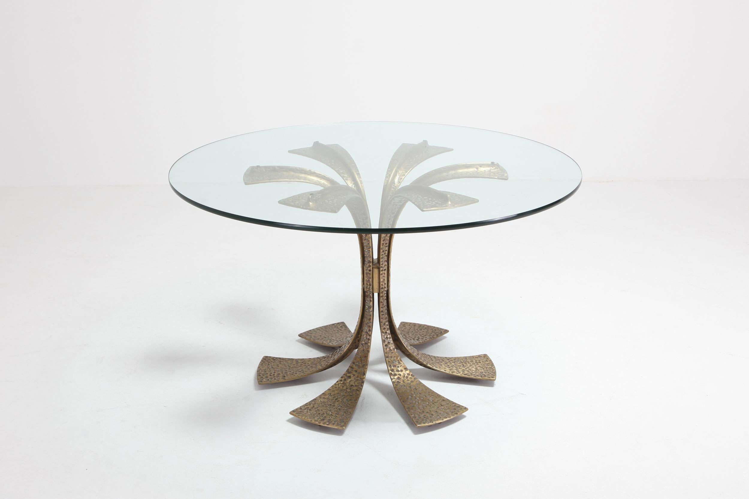 Brass dining table with a clear glass top by Luciano Frigerio.

Fits well in an eclectic Hollywood Regency inspired interior.

Frequent visits to prestigious craftsmen’s studios like Canturine, where he often met Masters like Gio' Ponti, Franco