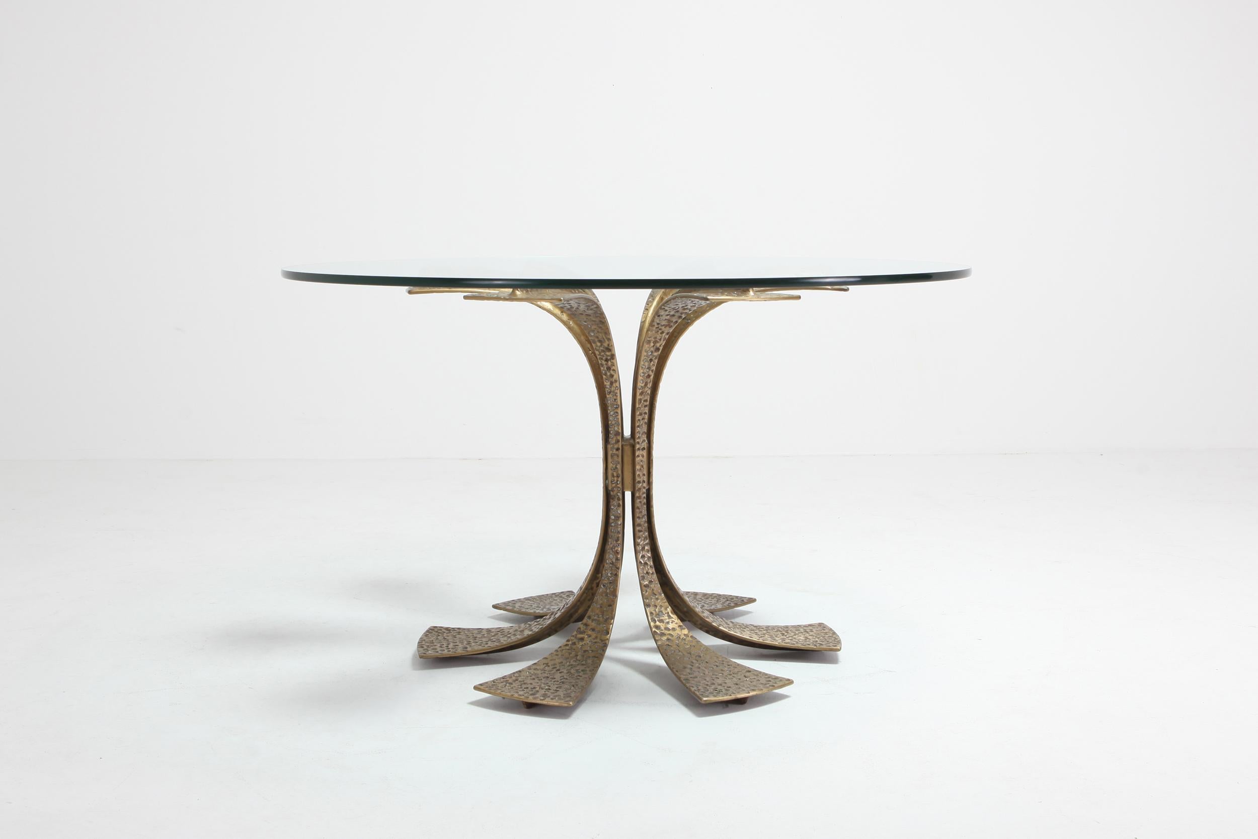 Hollywood Regency Hammered Brass Dining Table by Luciano Frigerio In Good Condition In Antwerp, BE