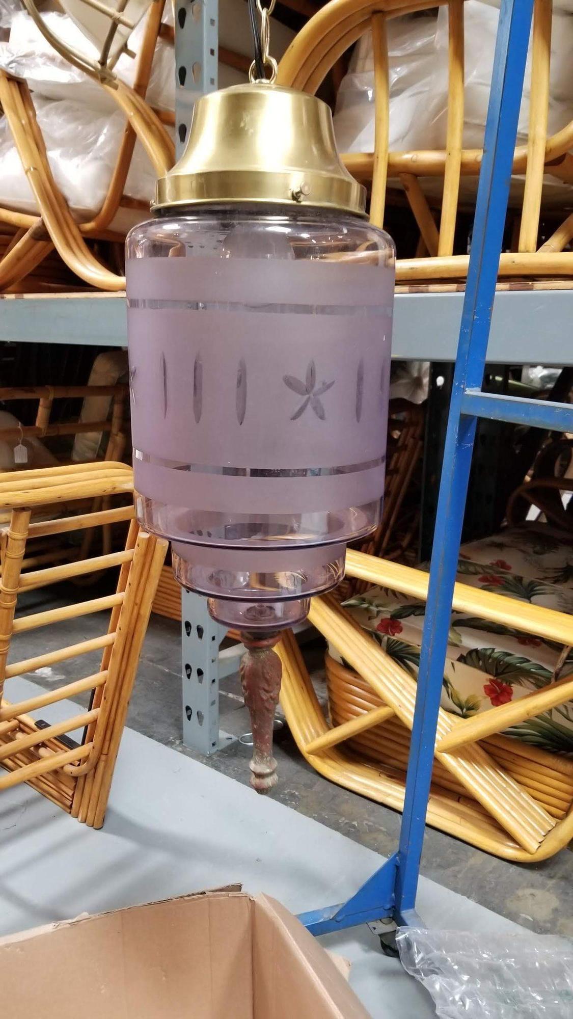 Americano Lampada a sospensione Hollywood Regency con vetro acidato viola in vendita