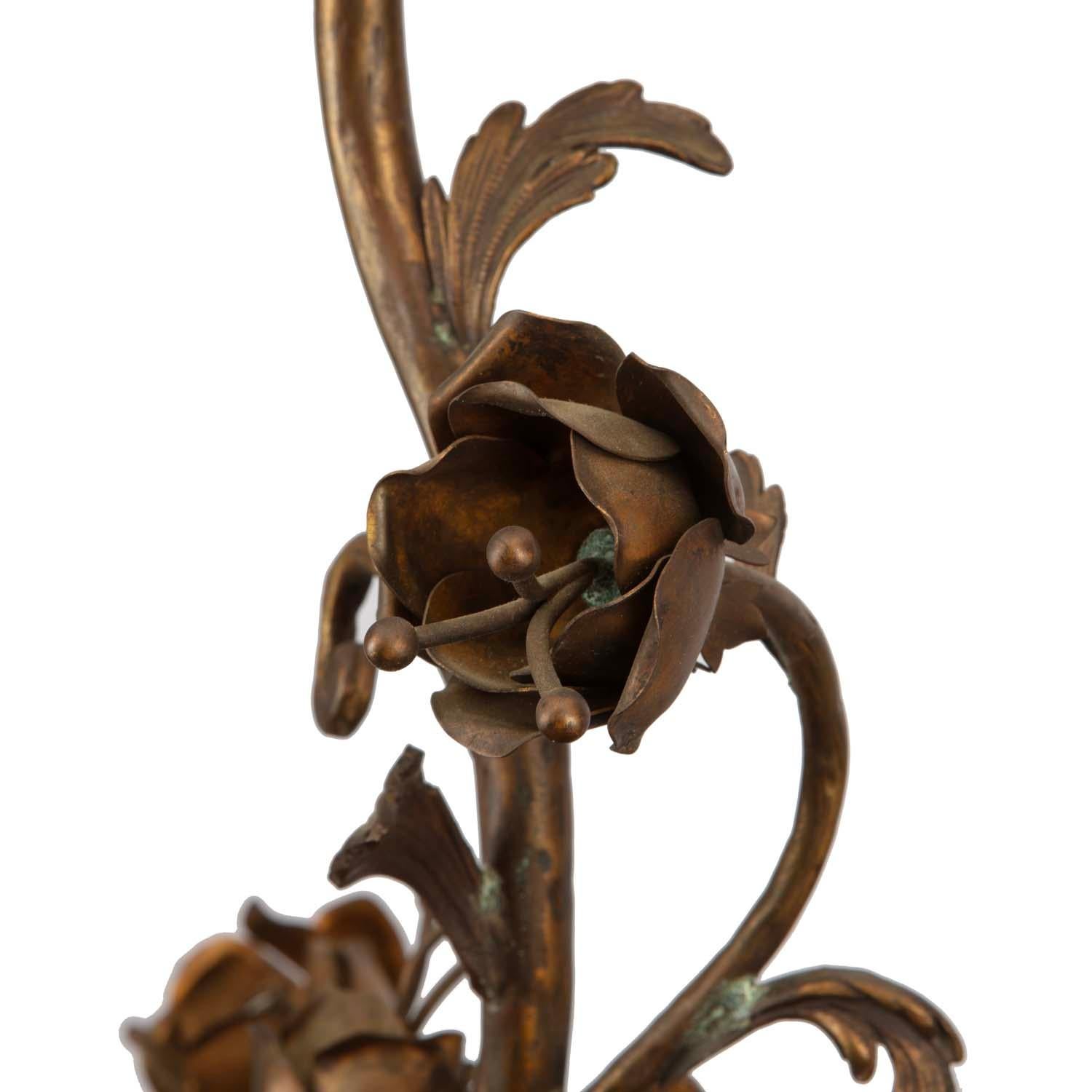 Lámpara de araña de estilo Hollywood Regency Hans Kögl de mediados de siglo con rosetón de bronce dorado en venta 5