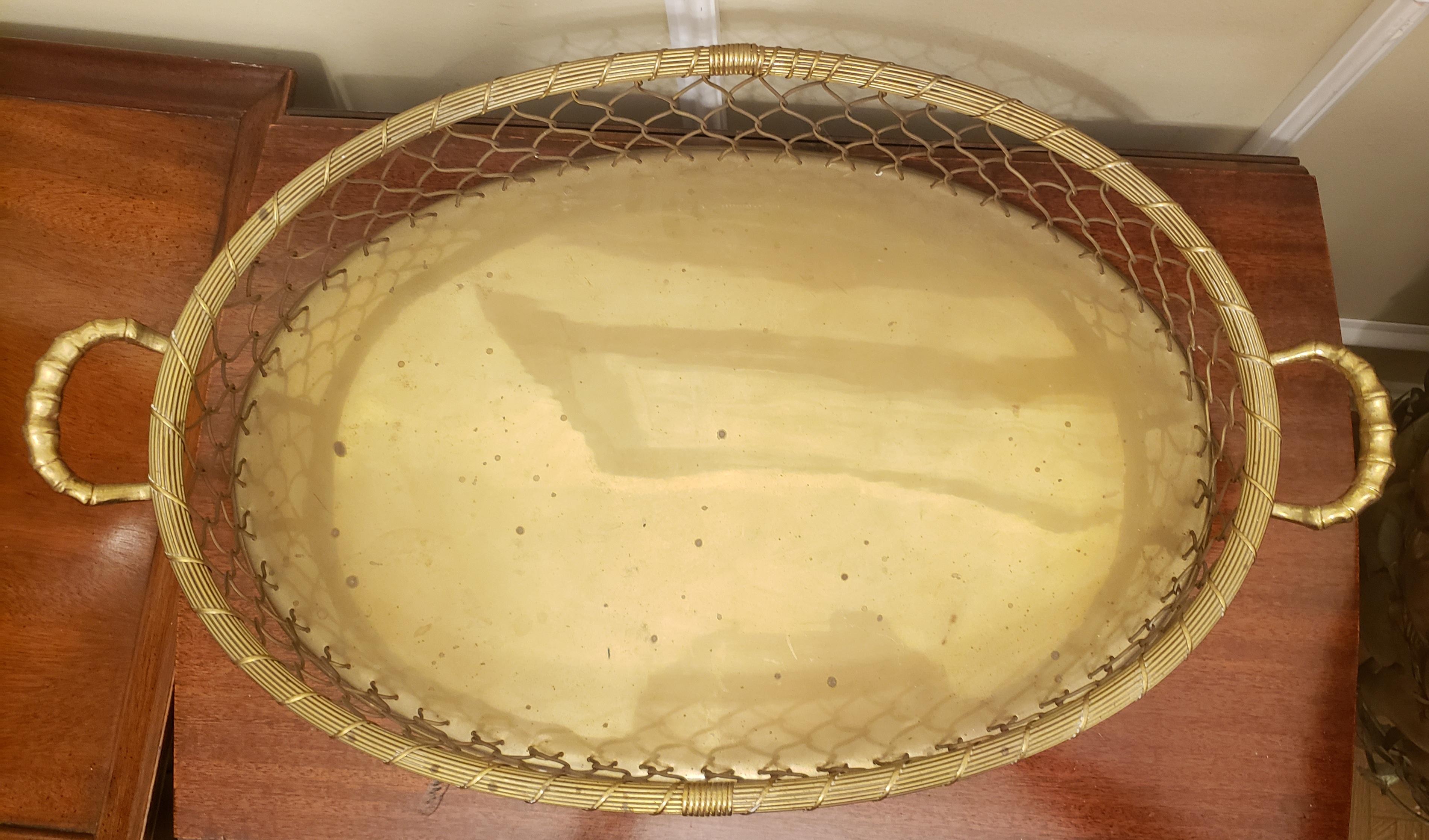 Hollywood Regency serving polished brass oval tray.
A vintage large oval serving brass tray in wire mesh.
Age appropriate patina.
No stamps present from the maker, but originated from India in the 50s.
Dimensions:
4