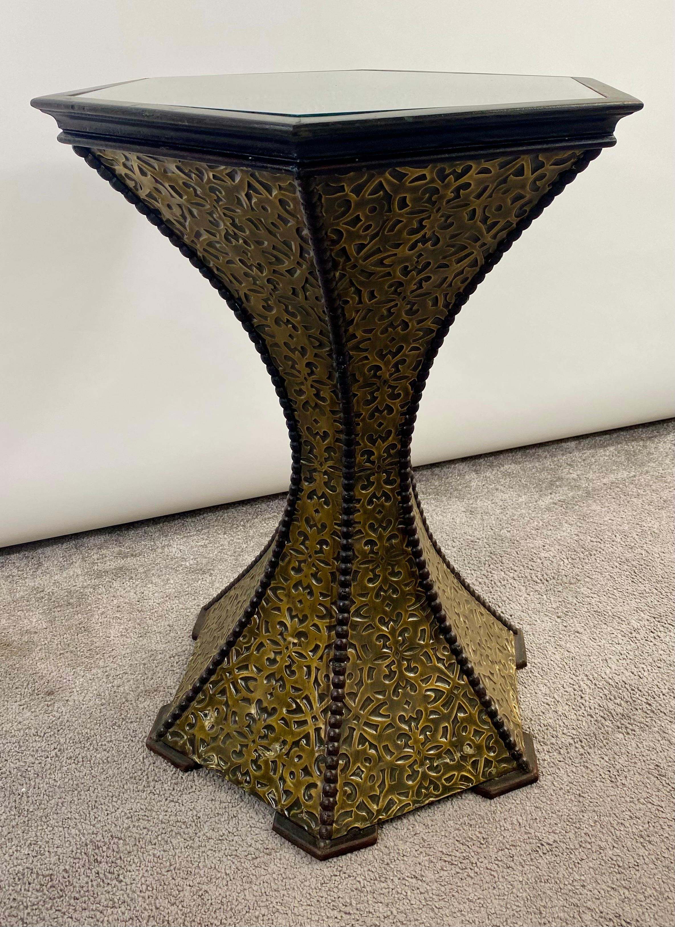 Hollywood Regency Brass and  Black Ebony Filigree Motif End Side Table, a Pair  In Good Condition For Sale In Plainview, NY