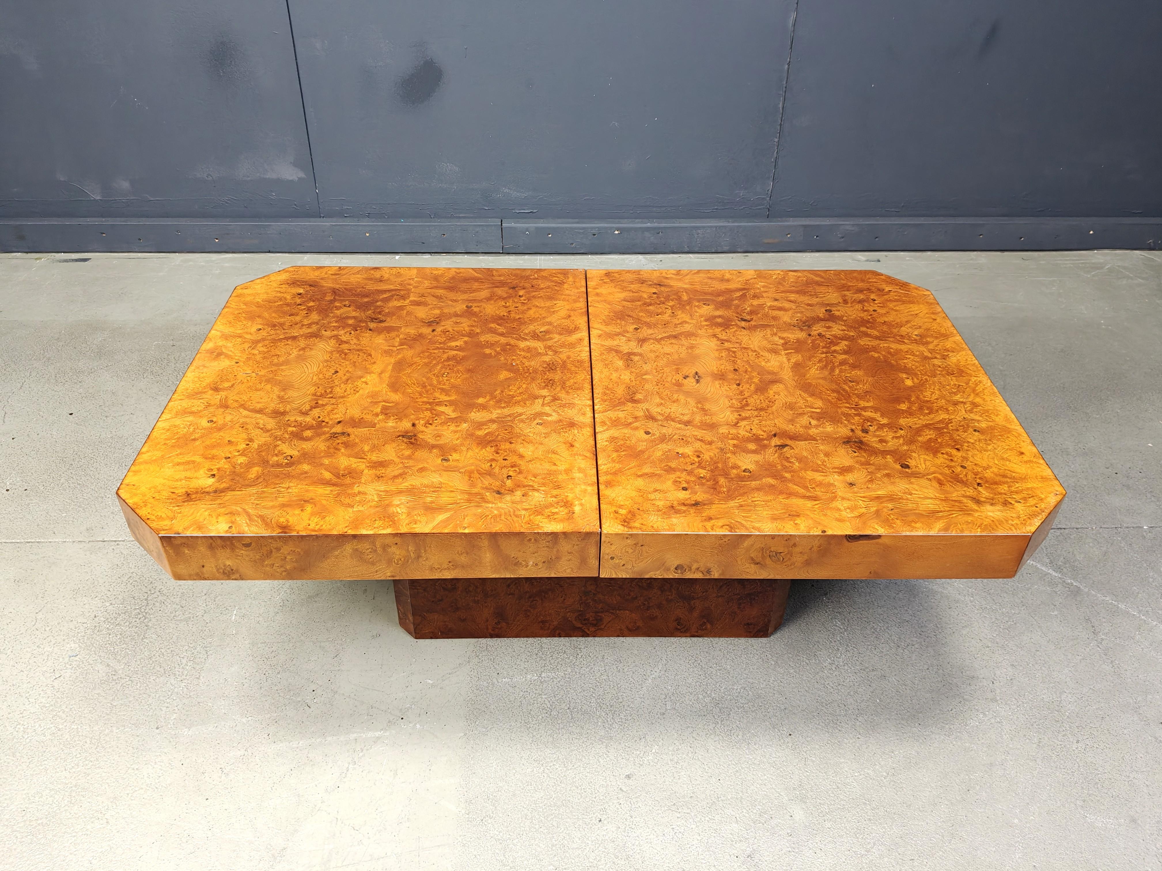 Mesa de centro con barra oculta Hollywood regency, años 70 en venta 6