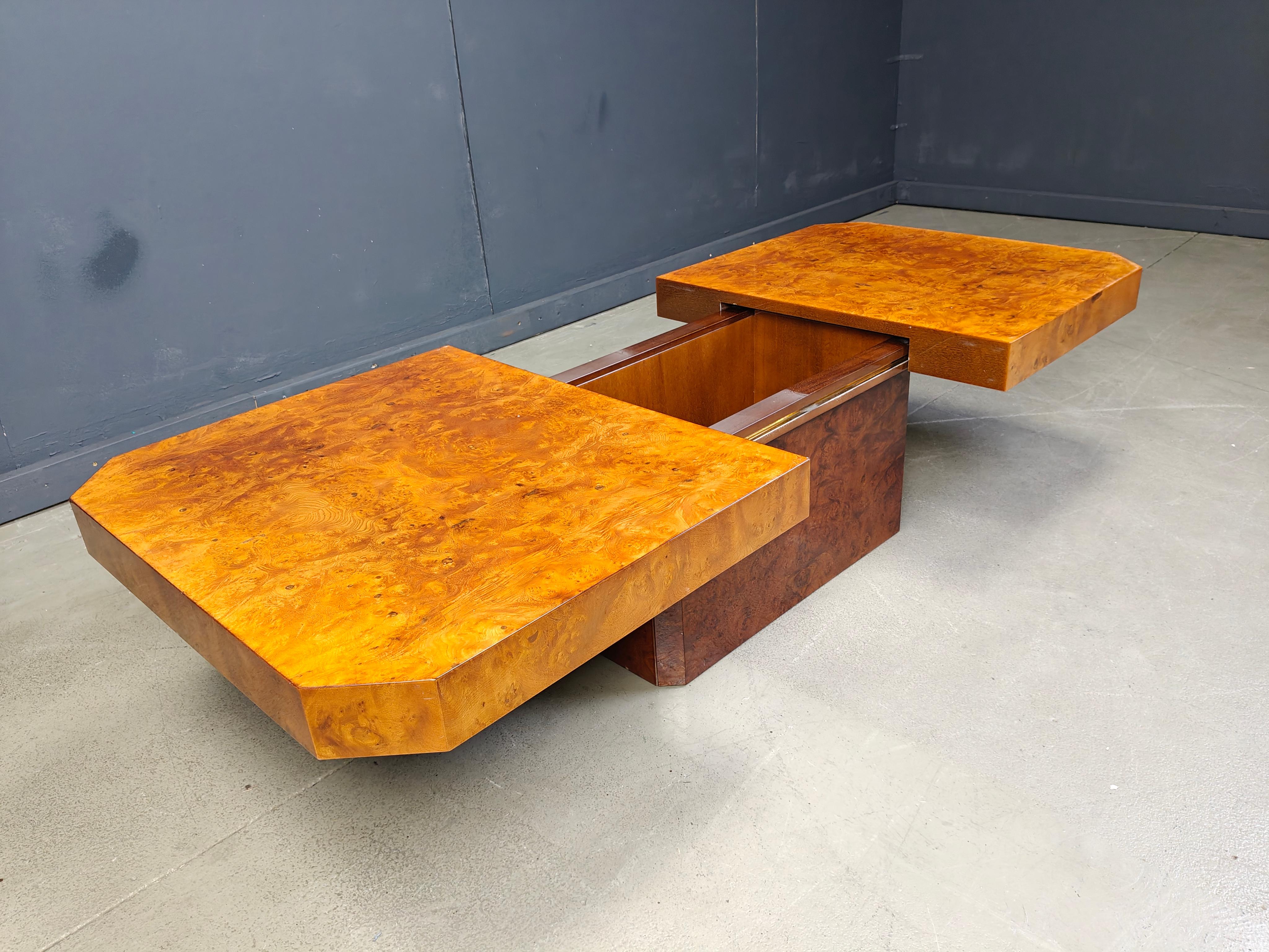 Mesa de centro vintage de madera burl con una barra/compartimento de almacenamiento oculto.

Esta lujosa mesa de centro se abre deslizándose para revelar un espacio de almacenamiento con espejo para botellas y vasos. 

Atractiva encimera de madera