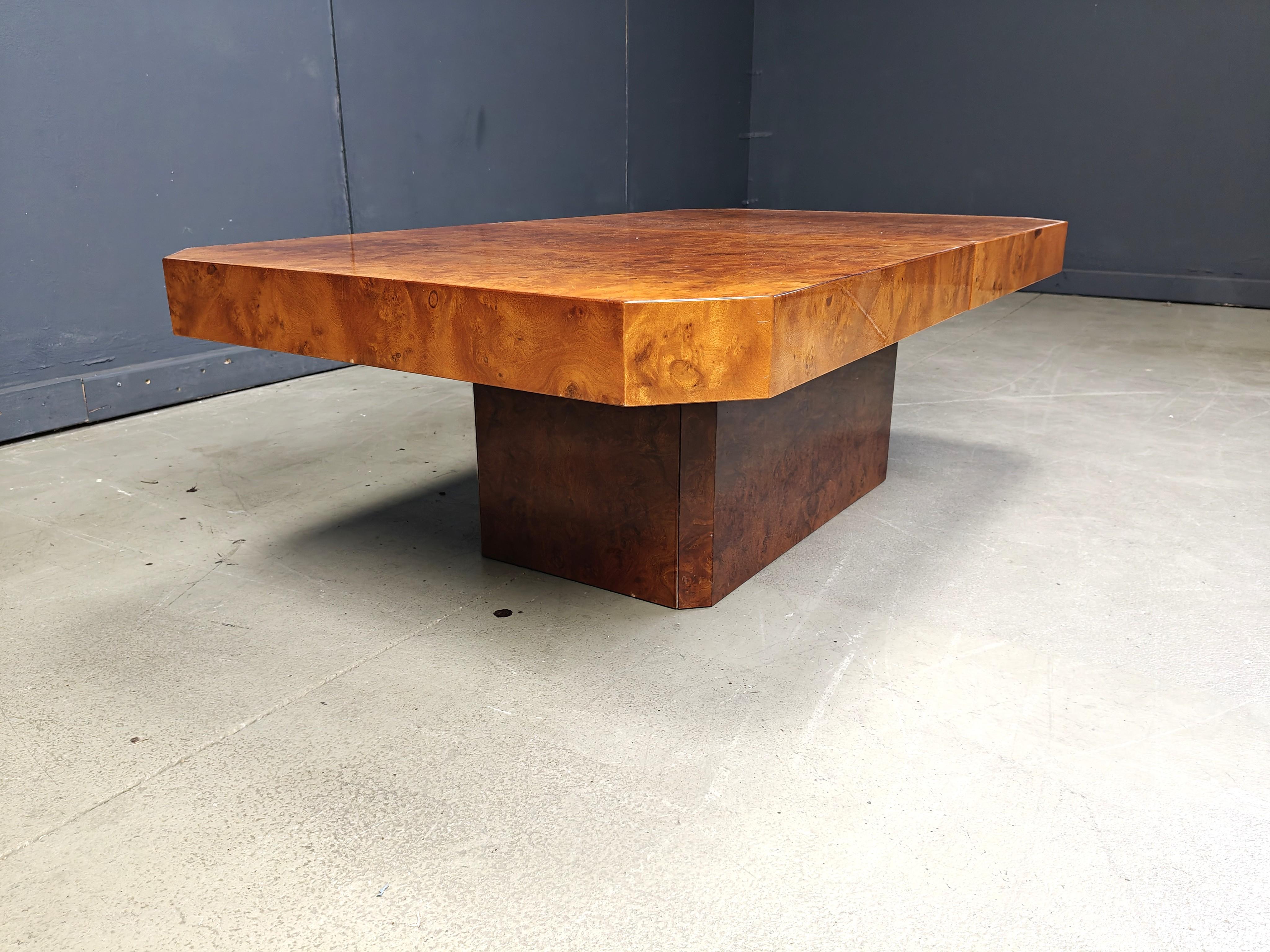 Mesa de centro con barra oculta Hollywood regency, años 70 Madera de burl en venta