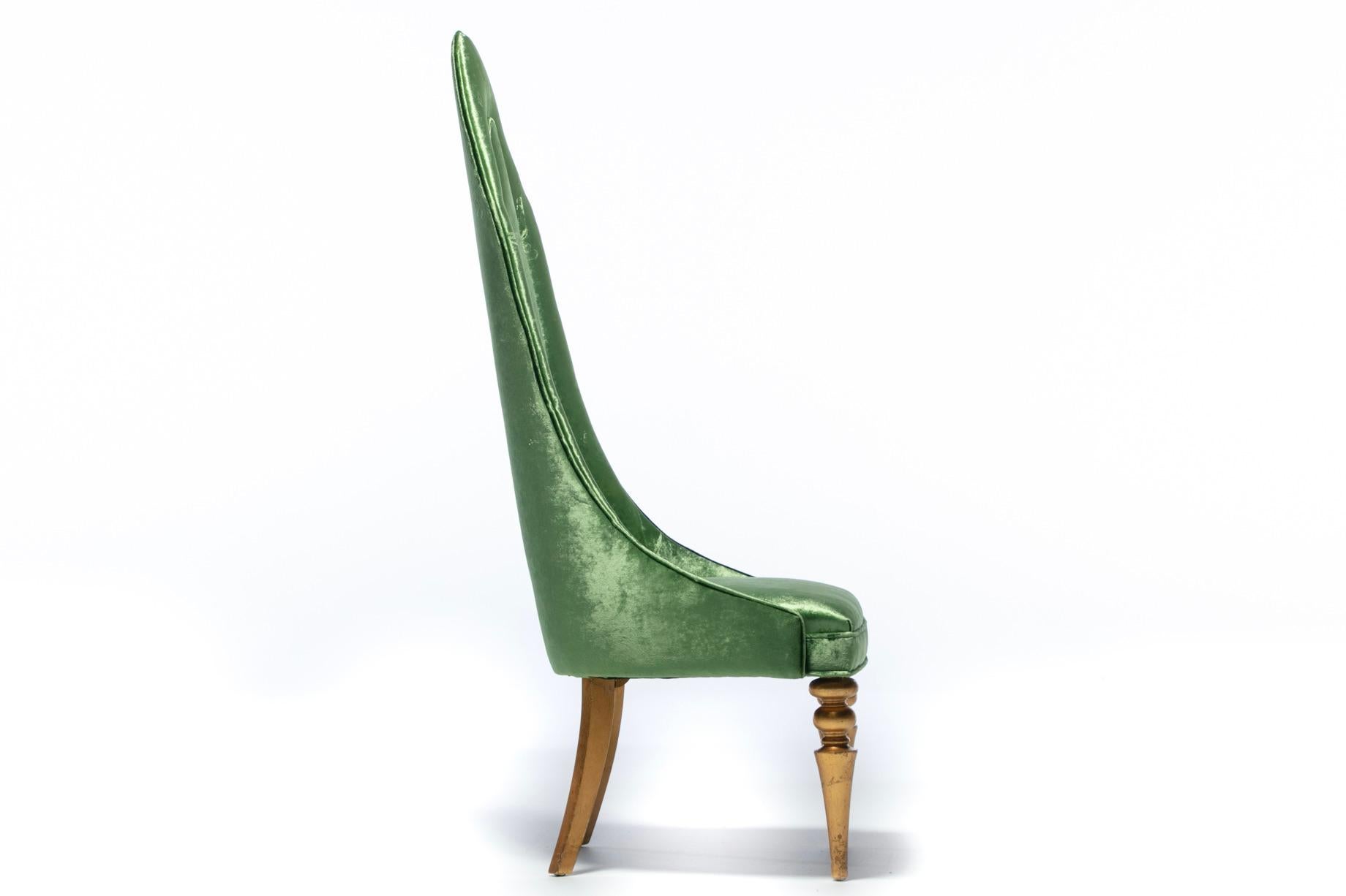 Chaise lipstick Hollywood Regency à haut dossier en velours vert et feuille d'or en vente 4