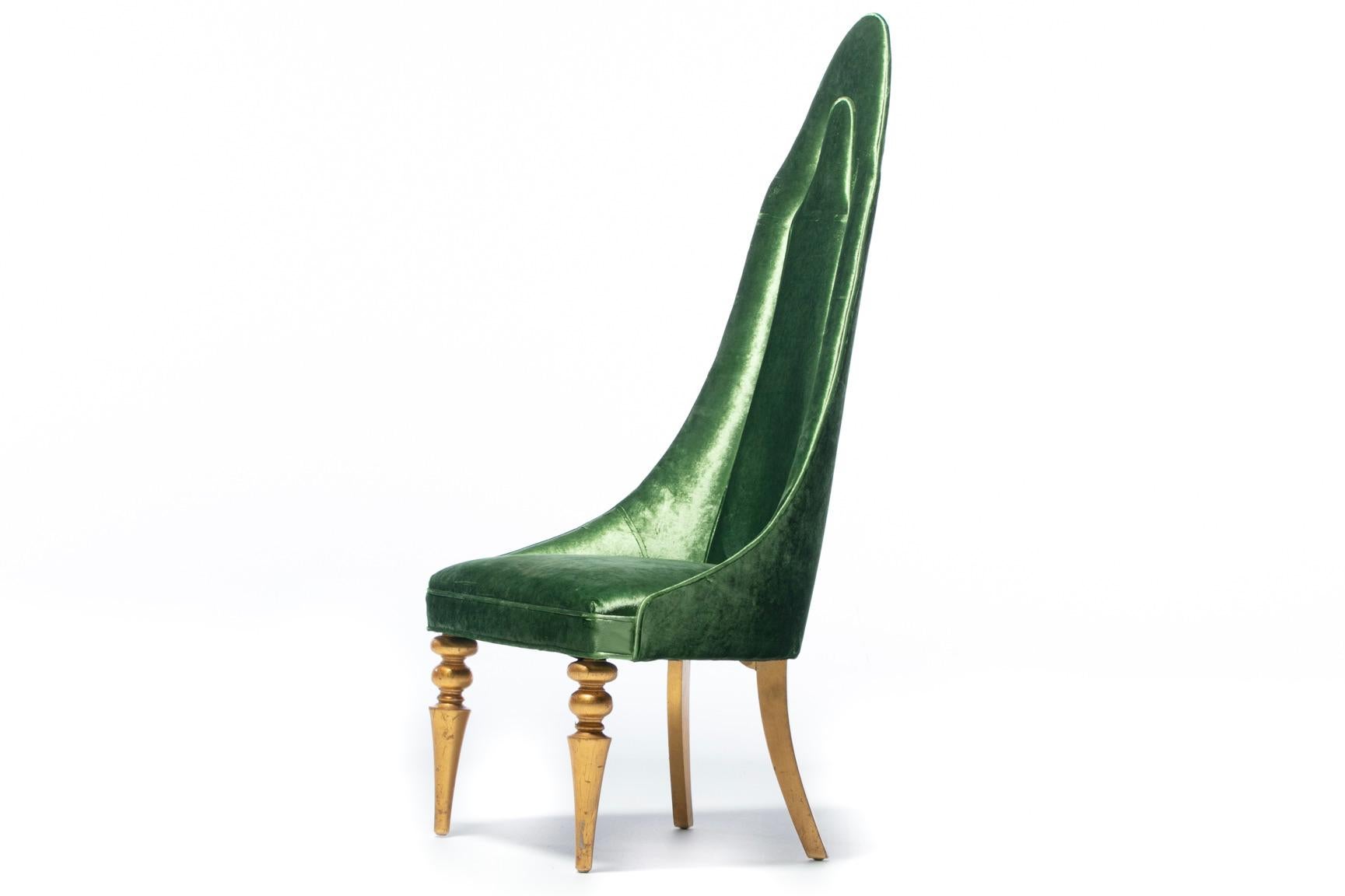 italien Chaise lipstick Hollywood Regency à haut dossier en velours vert et feuille d'or en vente