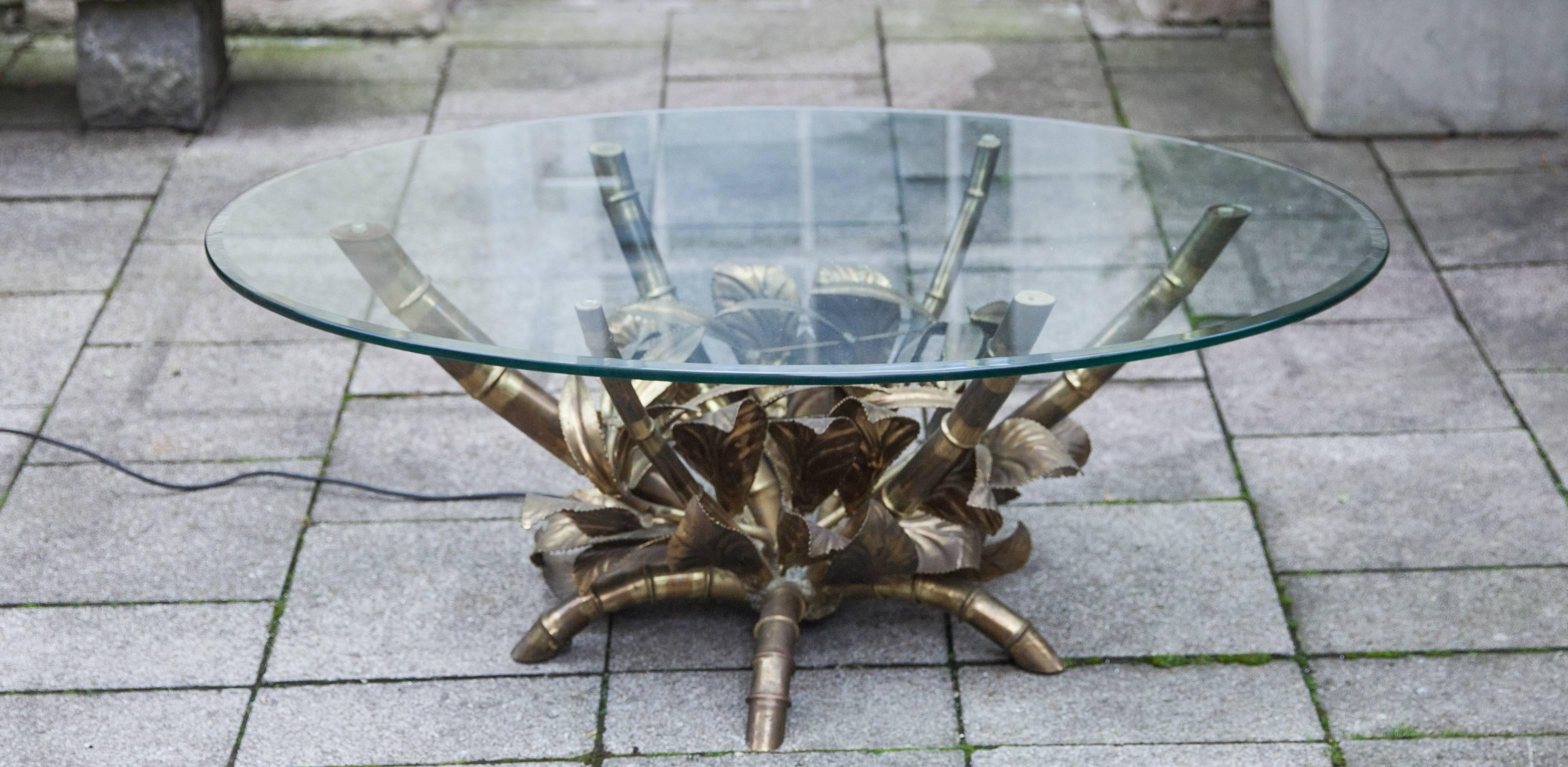 Table basse Régence Hollywoodienne en faux bambou attribuée à la Maison Bagues, avec une lampe à trois douilles dans la base et un plateau en verre ovale.