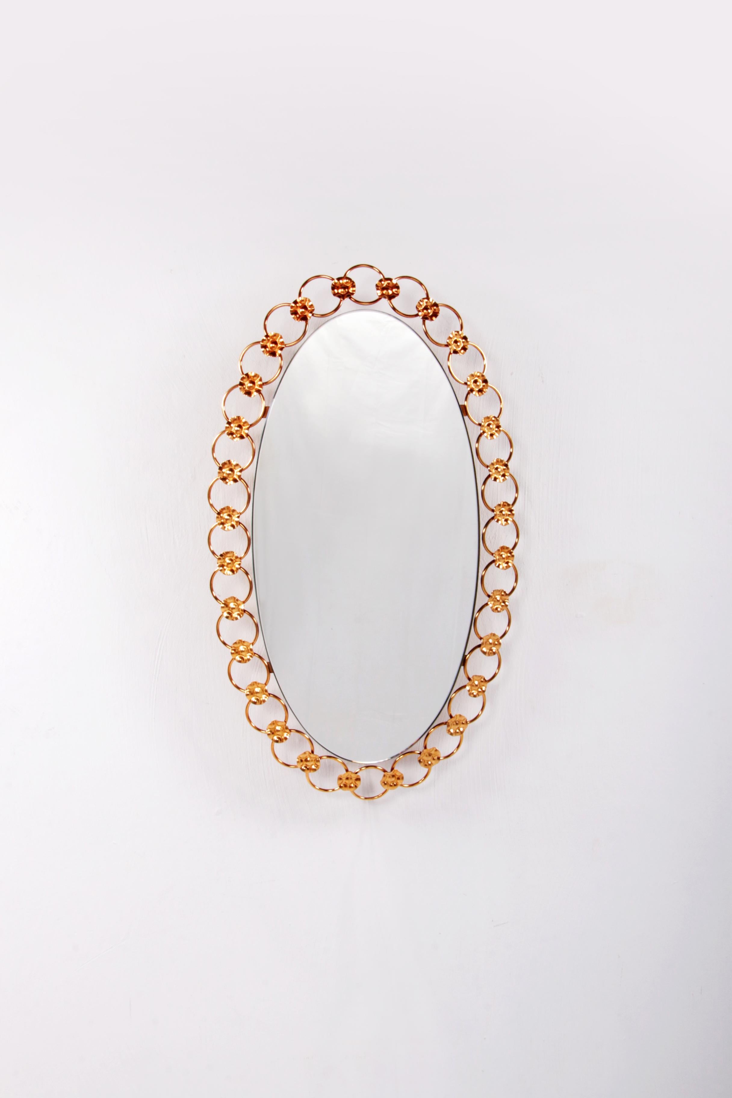 Hollywood Regency Illuminated wall mirror 1960s Germany.

Very nice mirror with round finish made of brass.

At the back a light box with switch, this mirror is beautiful in the bathroom or in your hall.

Sustainable: environmentally conscious