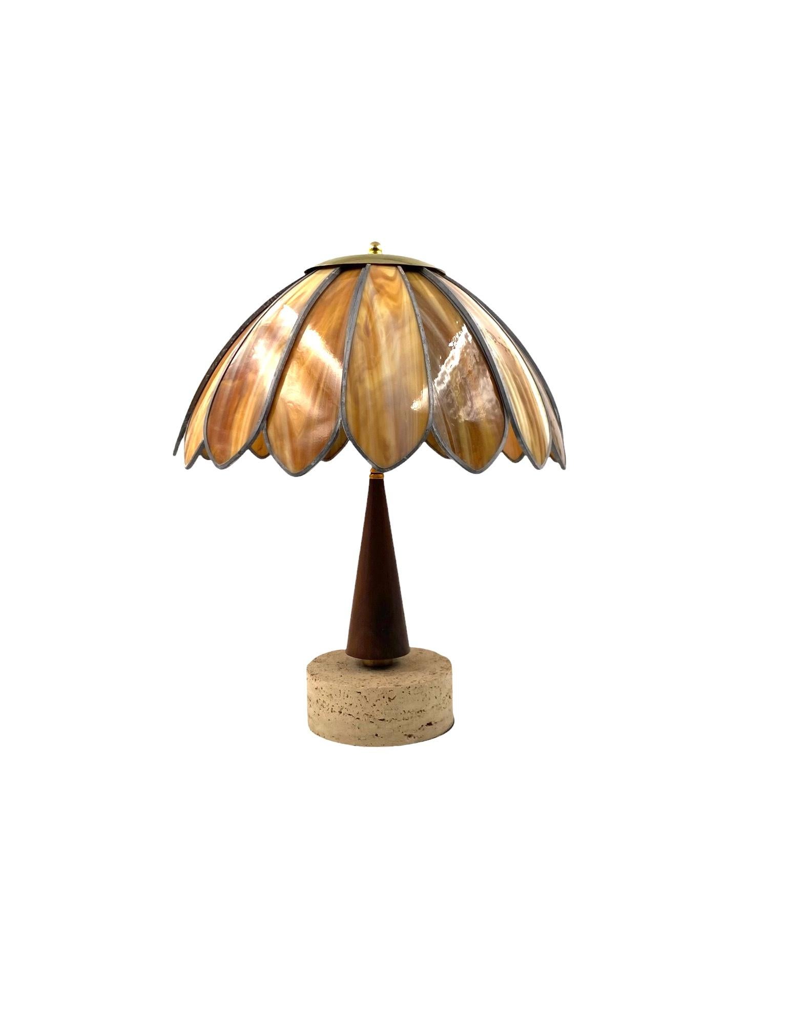 Hollywood Regency wichtige Tischlampe

Italien 1970 ca.

Sockel aus Travertin. Acryl mit marmoriertem Steineffekt. Holz- und Messingstab.

H 57 × Ø 48 cm.

Zustand: ausgezeichnet, entsprechend dem Alter und dem Gebrauch.