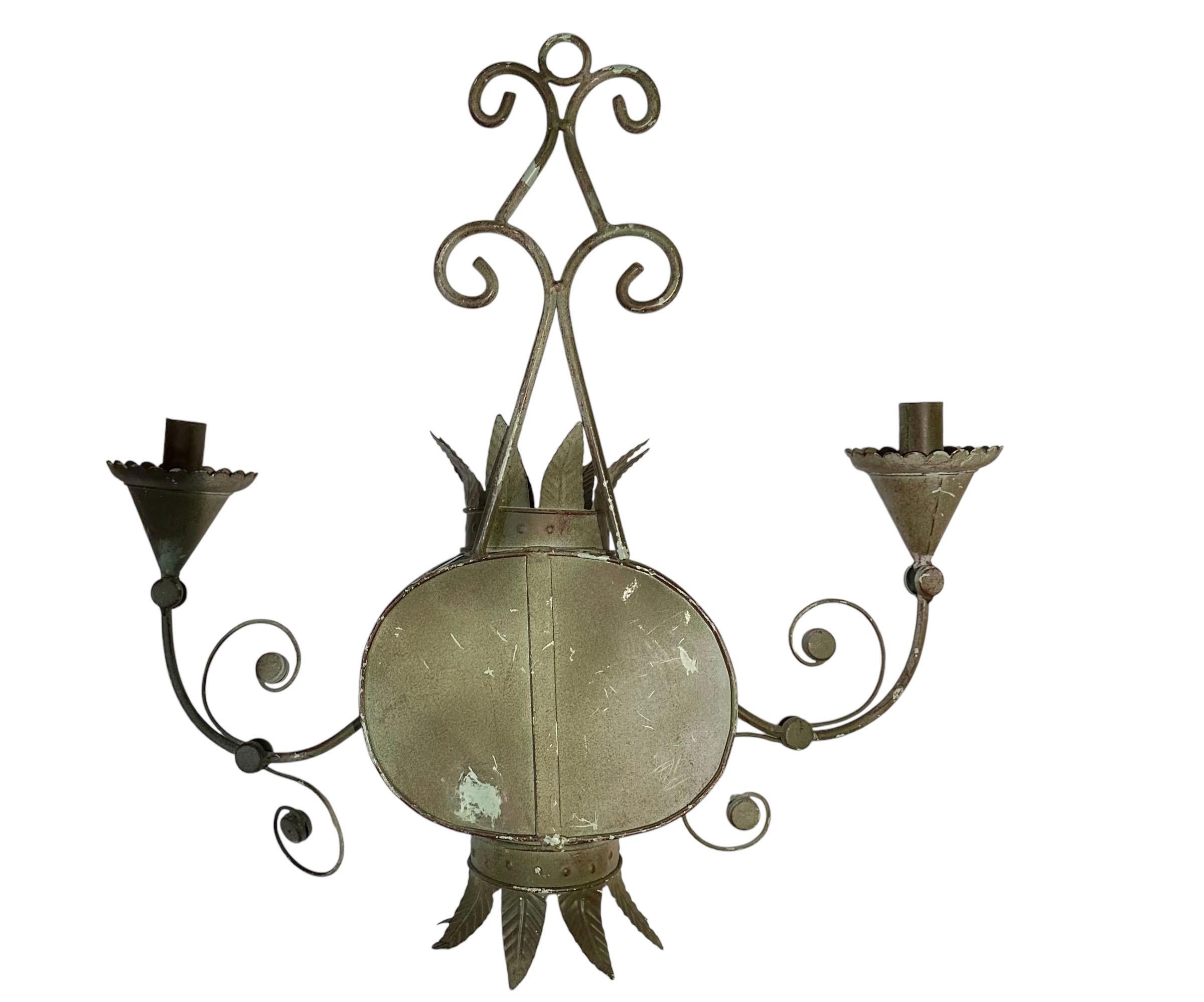 Candelabro de Hierro y Tole Hollywood Regency mediados del siglo XX en venta