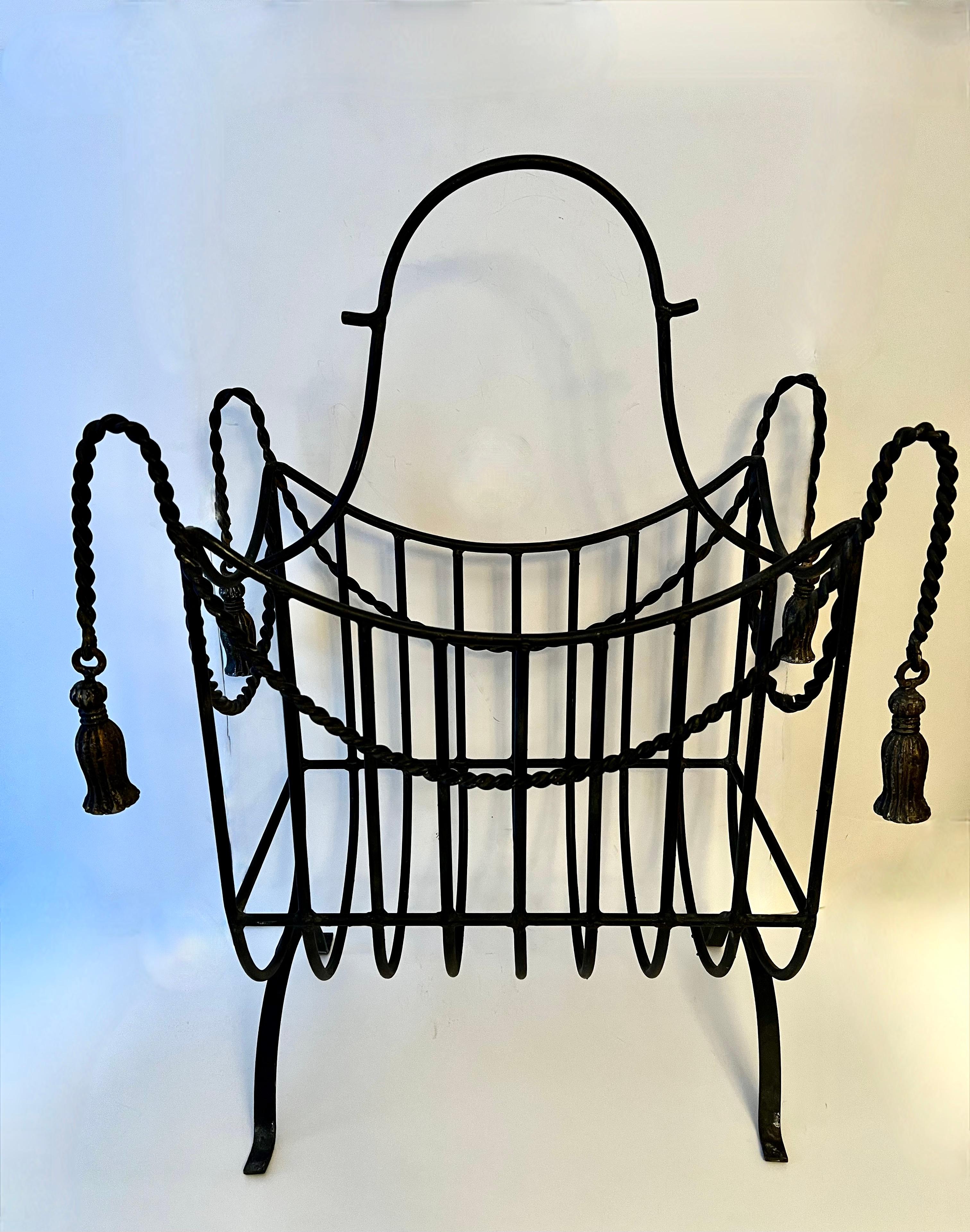 Porte-bois ou porte-revues décoratif en fer avec des glands en métal à chaque coin. Il s'agit d'un support beaucoup plus élégant pour le bois ou le petit bois d'allumage, qui confère une touche de style à toute cheminée. Bien plus intéressant que le