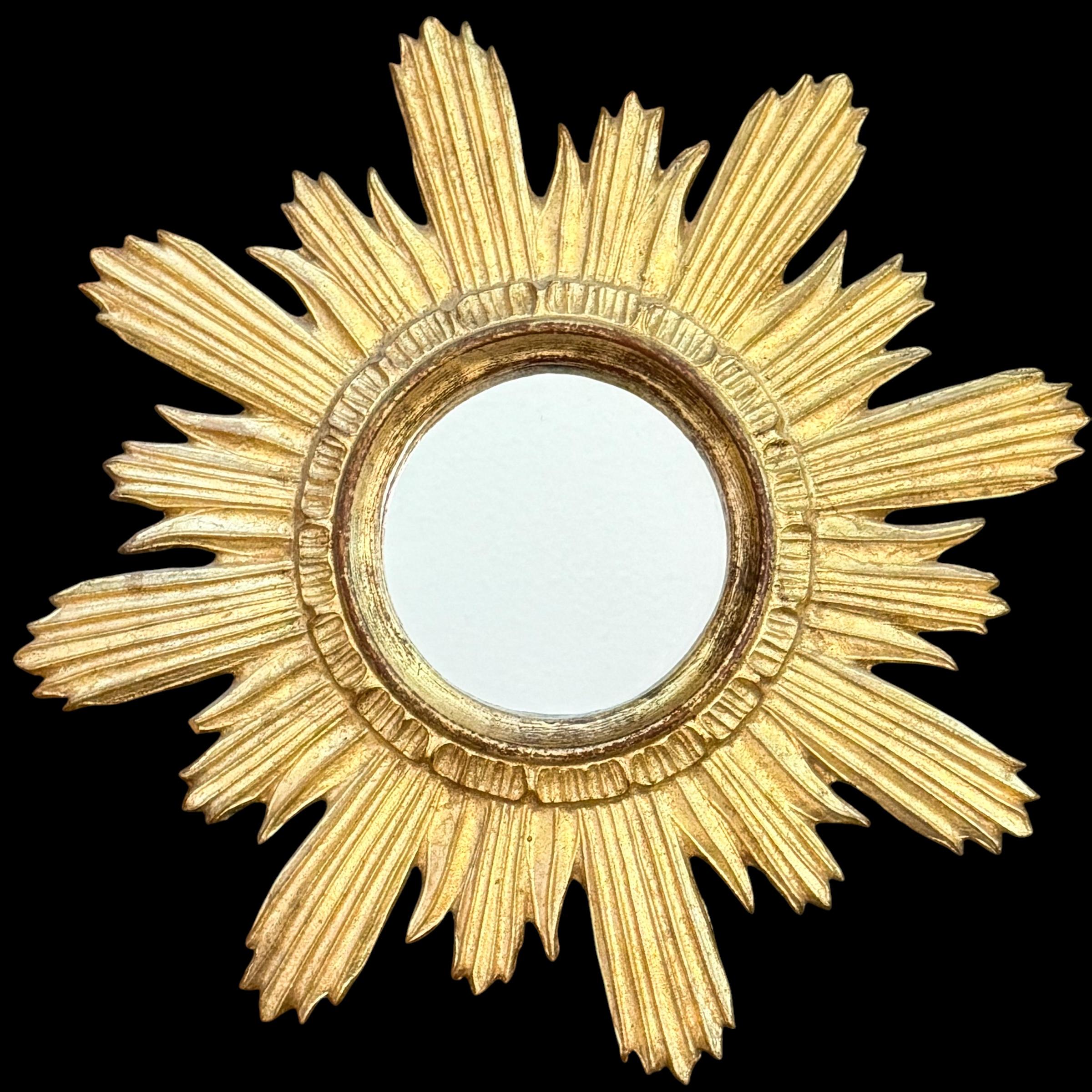 Italiano Specchio da parete Hollywood Regency in legno dorato intagliato a raggiera in vendita