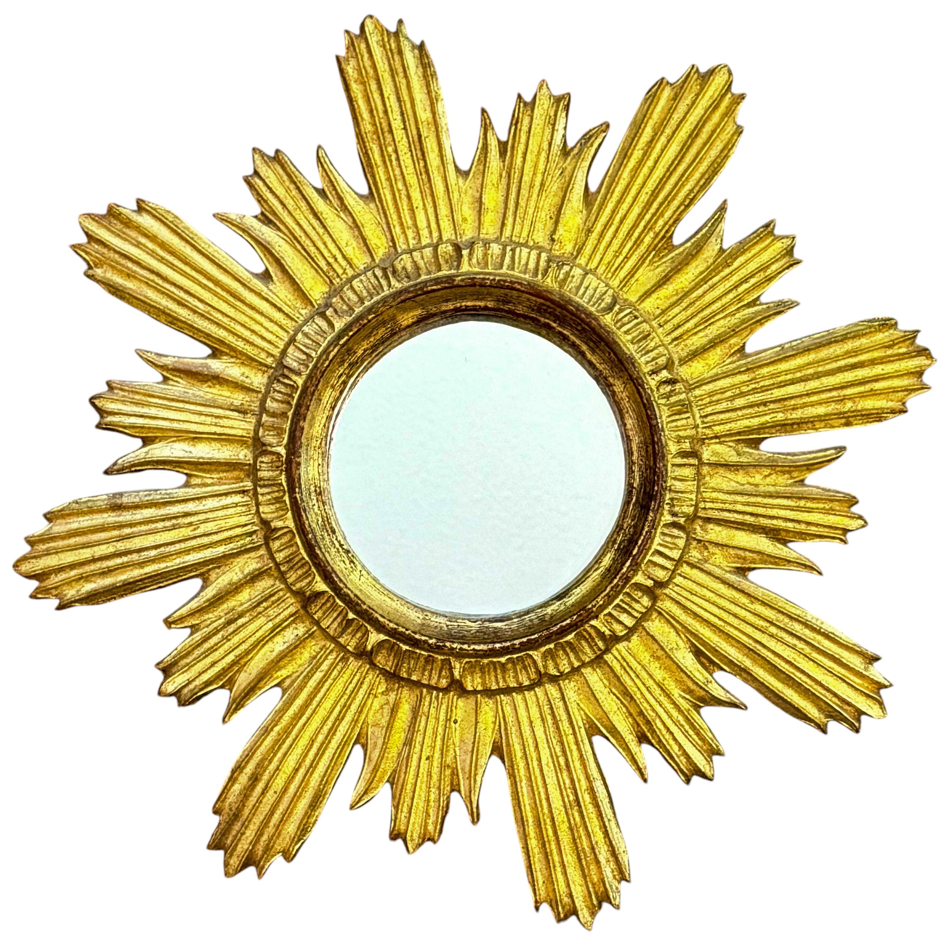 XX secolo Specchio da parete Hollywood Regency in legno dorato intagliato a raggiera in vendita