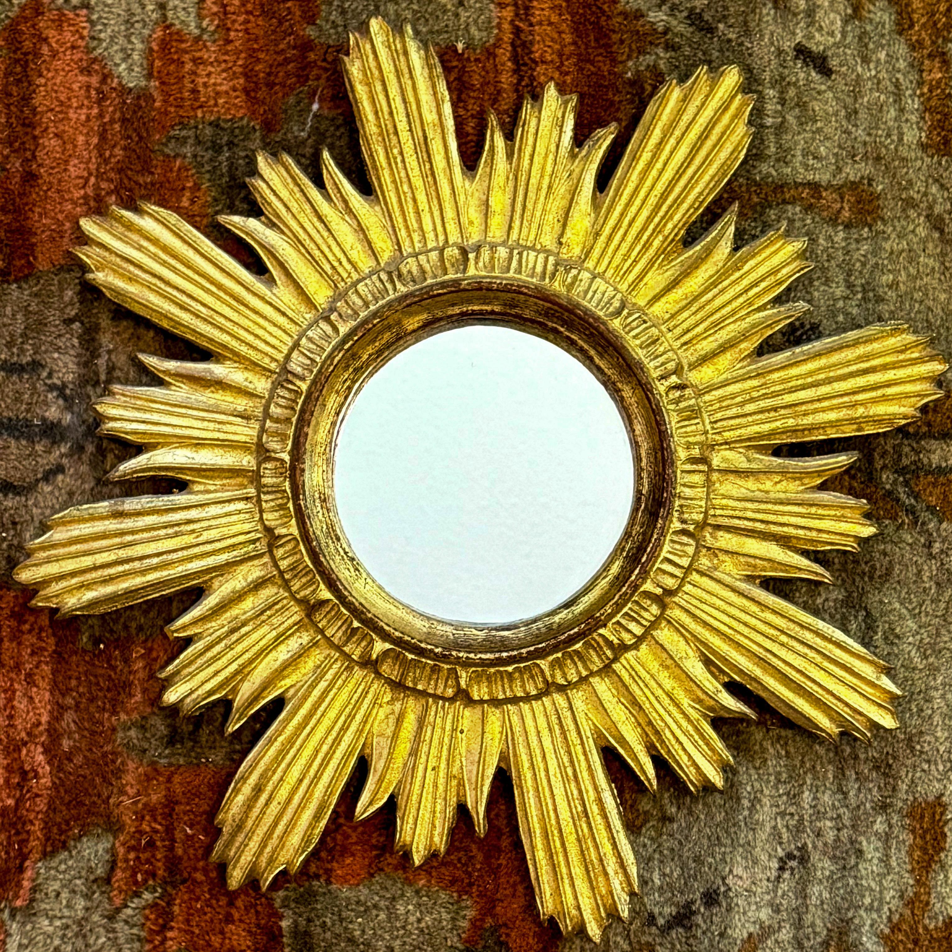 Specchio da parete Hollywood Regency in legno dorato intagliato a raggiera in vendita 1