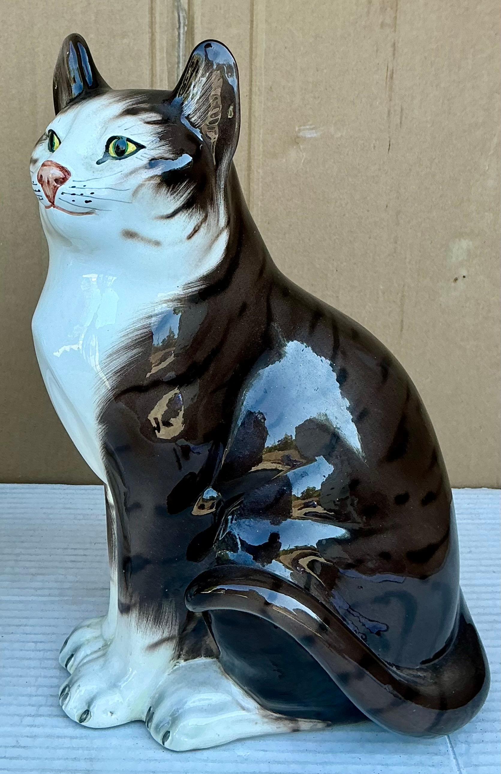 Figuritas de Gato de Cerámica Italiana Pintadas a Mano Hollywood Regency - S/2 Regencia de Hollywood en venta
