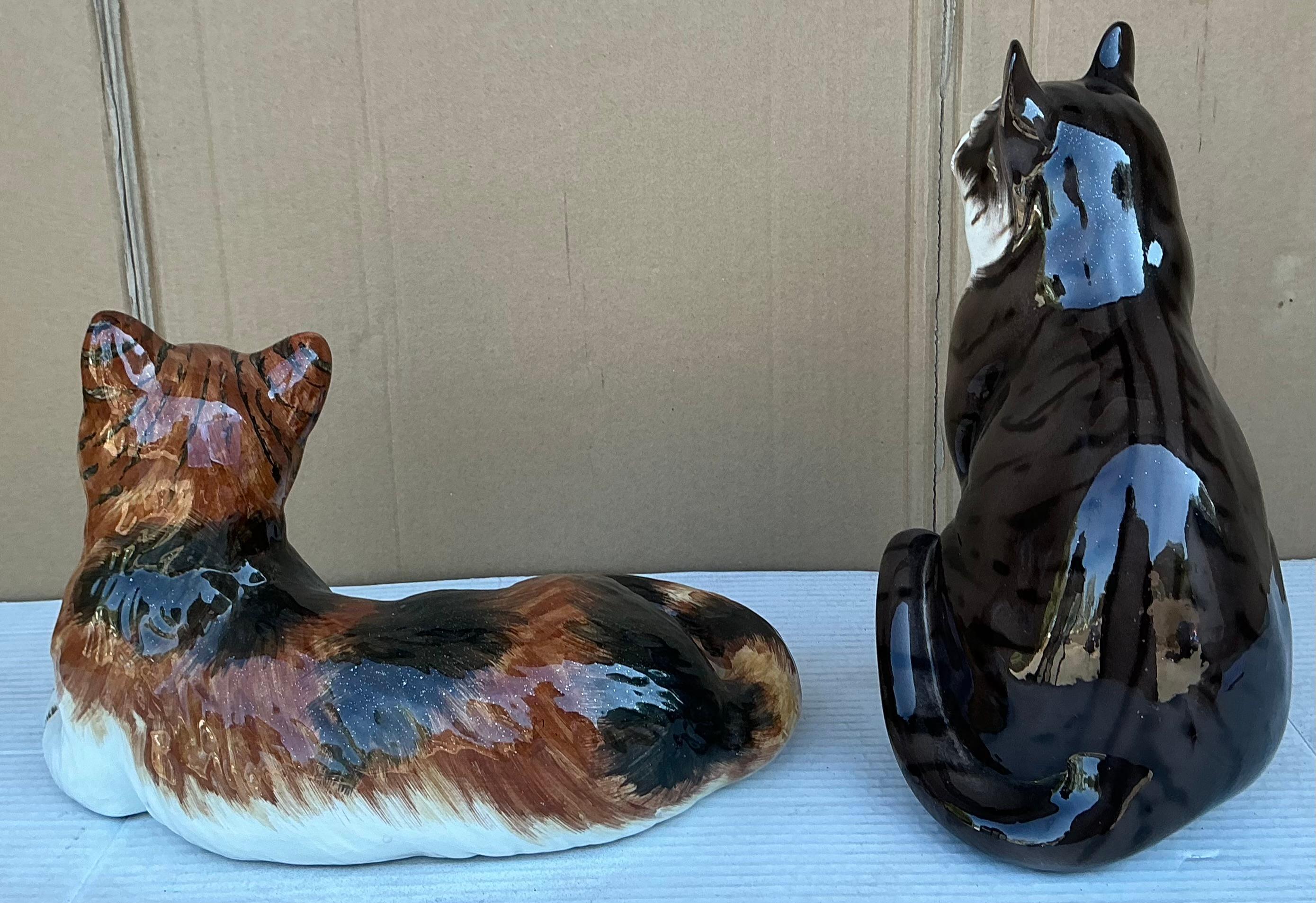 Figuritas de Gato de Cerámica Italiana Pintadas a Mano Hollywood Regency - S/2 en Bueno estado para la venta en Kennesaw, GA