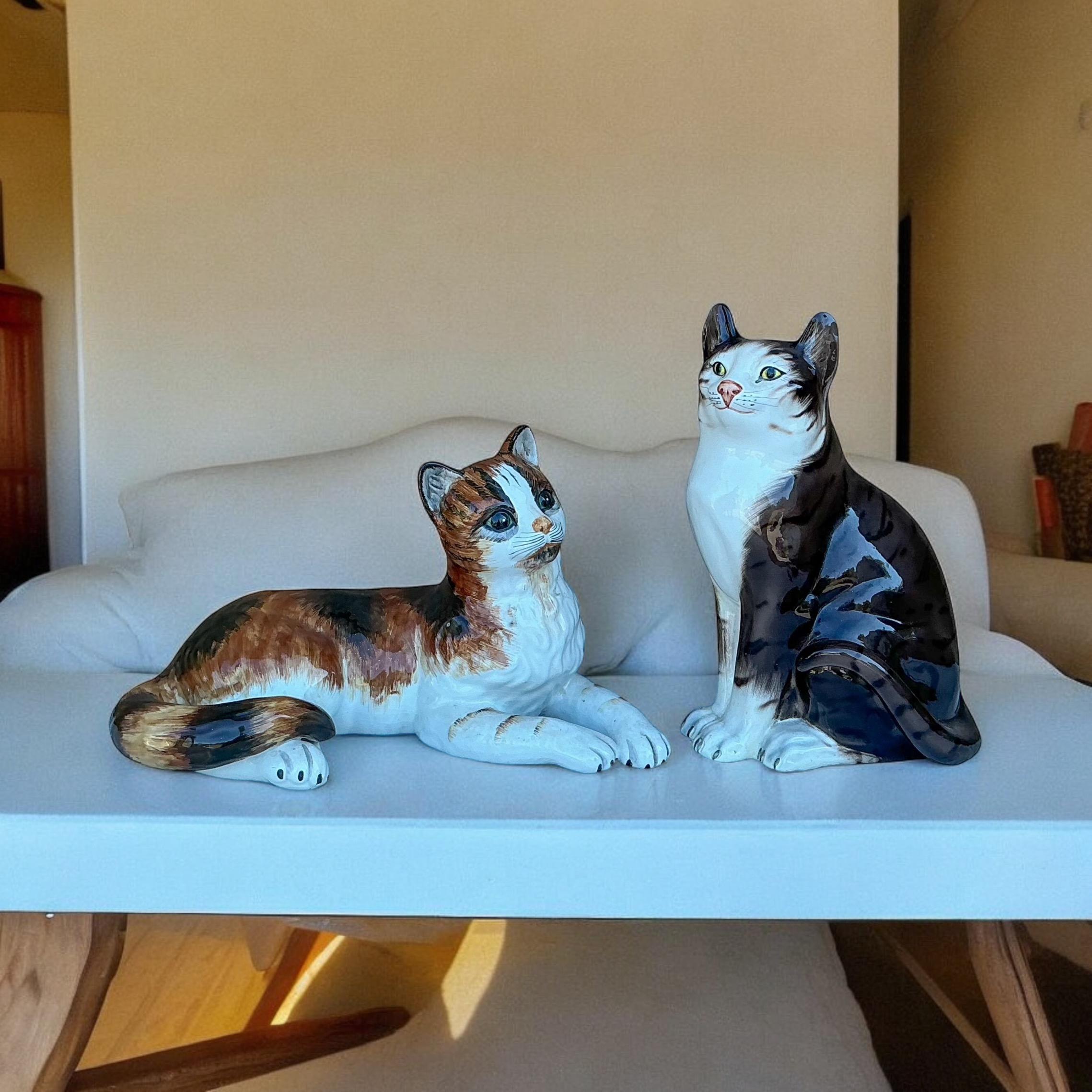 Figuritas de Gato de Cerámica Italiana Pintadas a Mano Hollywood Regency - S/2 Cerámico en venta