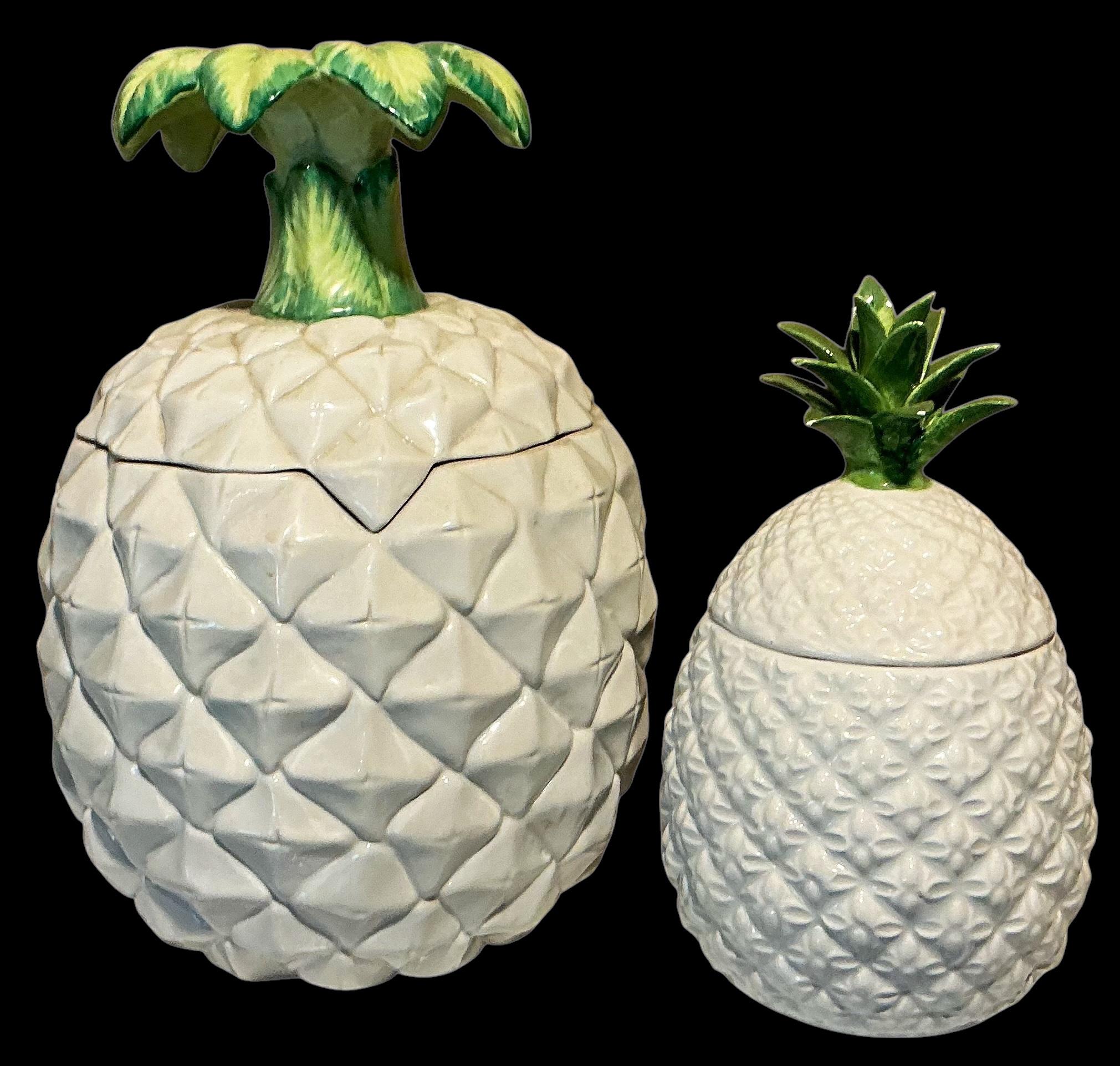 Si tratta di un set di contenitori in ceramica con coperchio a forma di ananas di epoca Hollywood Regency. Entrambi sono contrassegnati. Il più piccolo misura 7