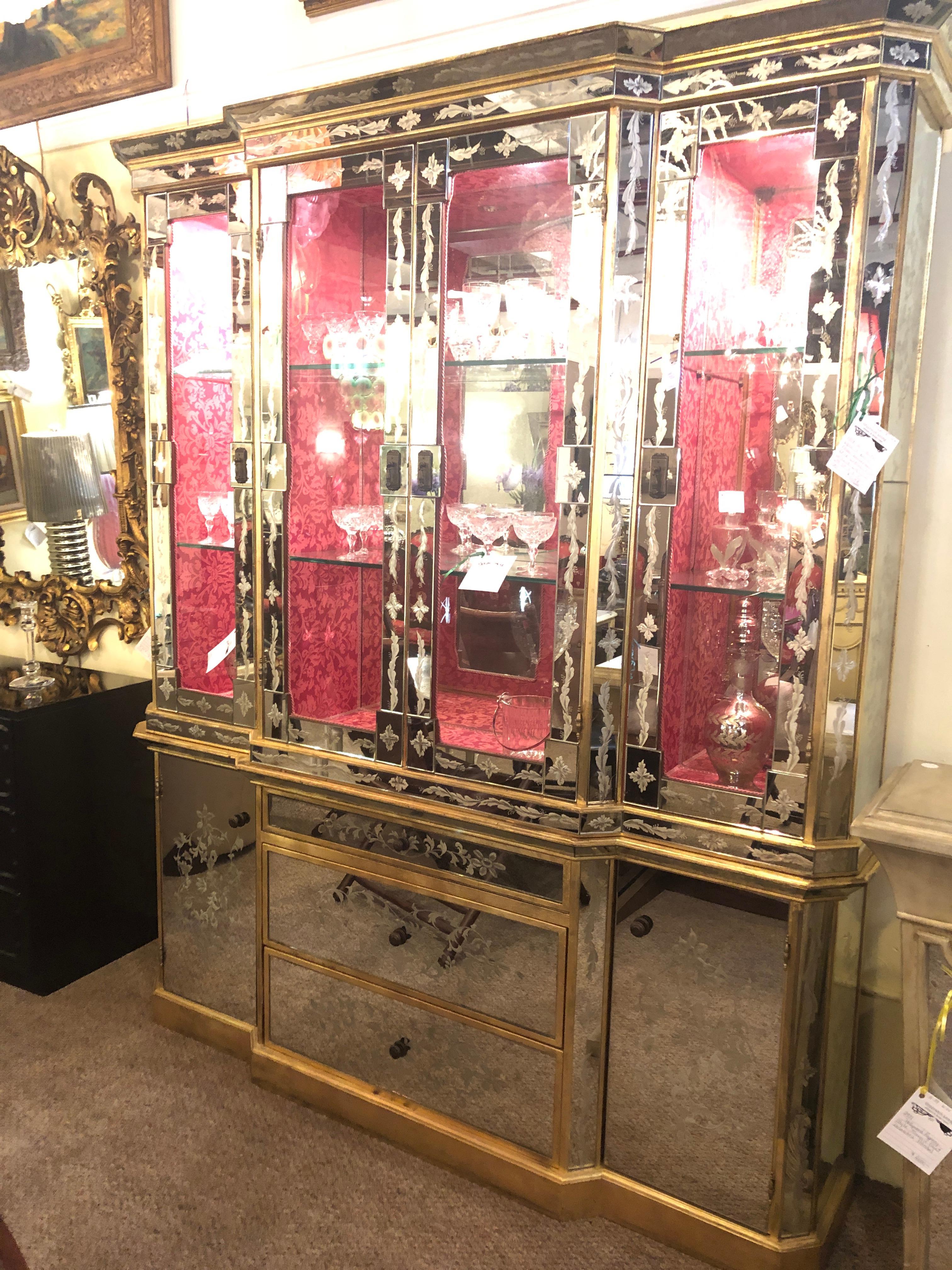 20th Century Hollywood Regency Italian Églomisé Glass and Mirrored Breakfront China Cabinet