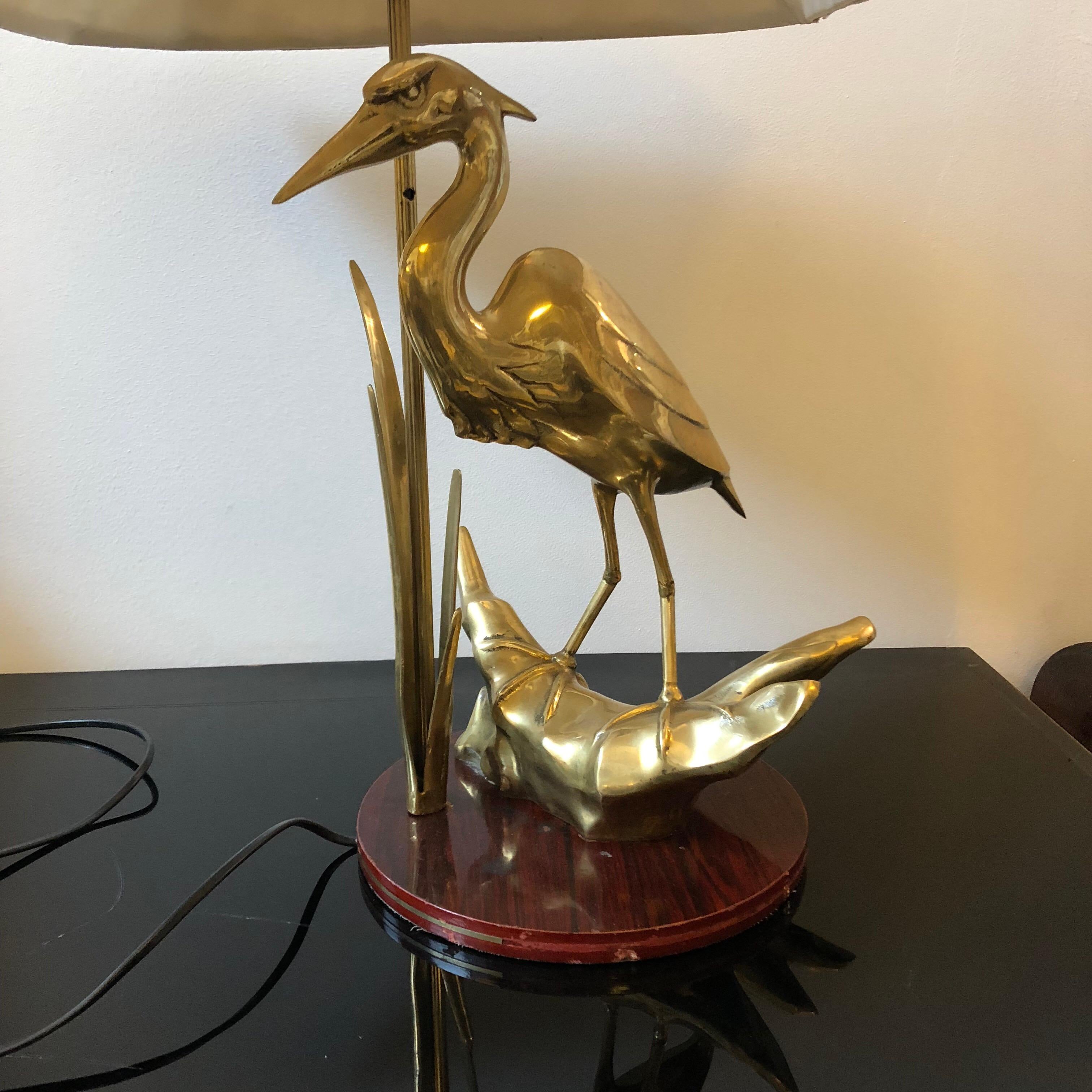 Particular Mid-Century Modern brass and wood base table lamp, fully restored electrical parts, works with 110-240 Volts and need a regular e27 bulb. New lampshade.
