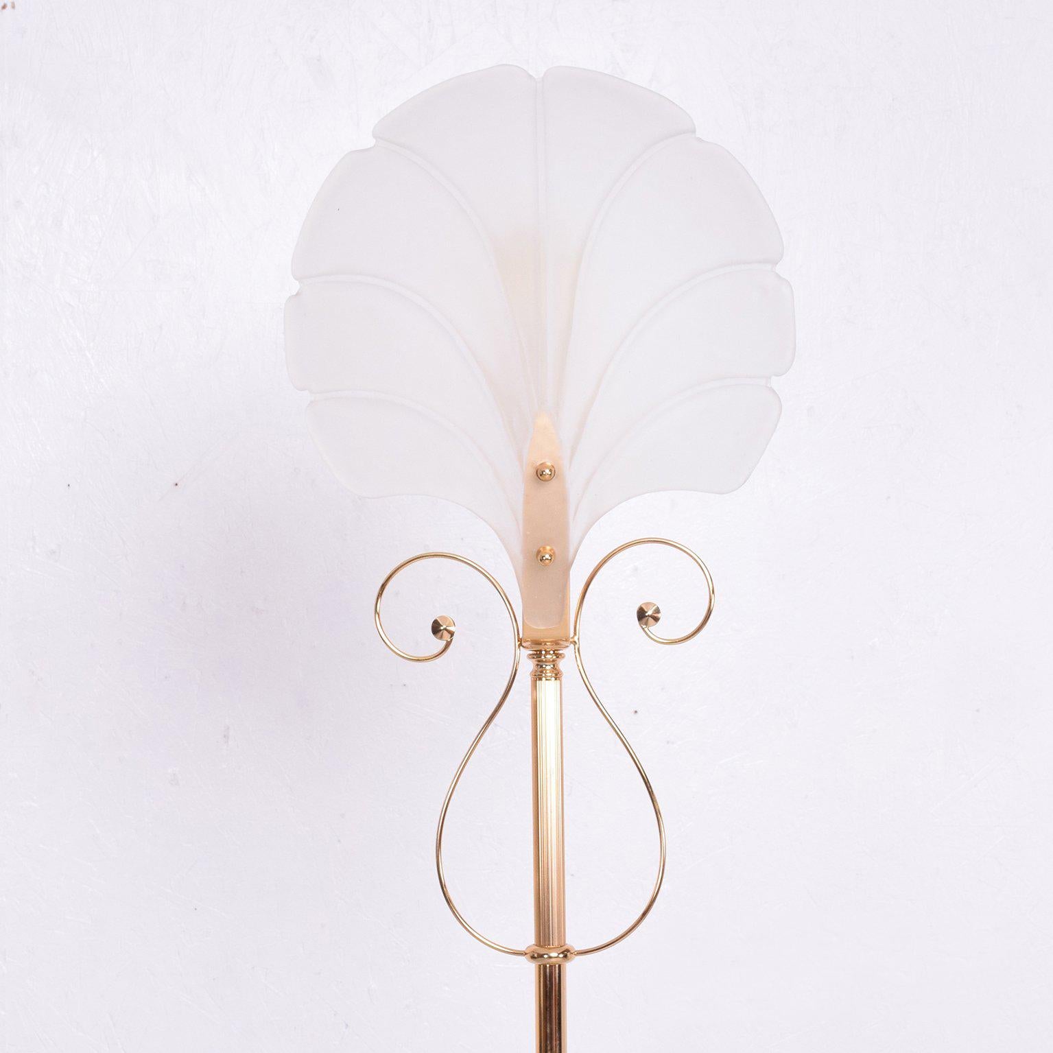 For your consideration a beautiful floor lamp in polished brass and glass shade after Lalique with great ornamentation.

Measures: 70 1/4