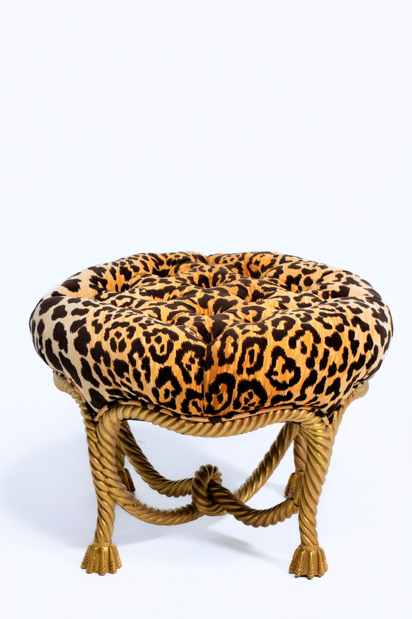 Italiano Sgabello ottomano Hollywood Regency italiano con corda e nappe in velluto leopardato in vendita